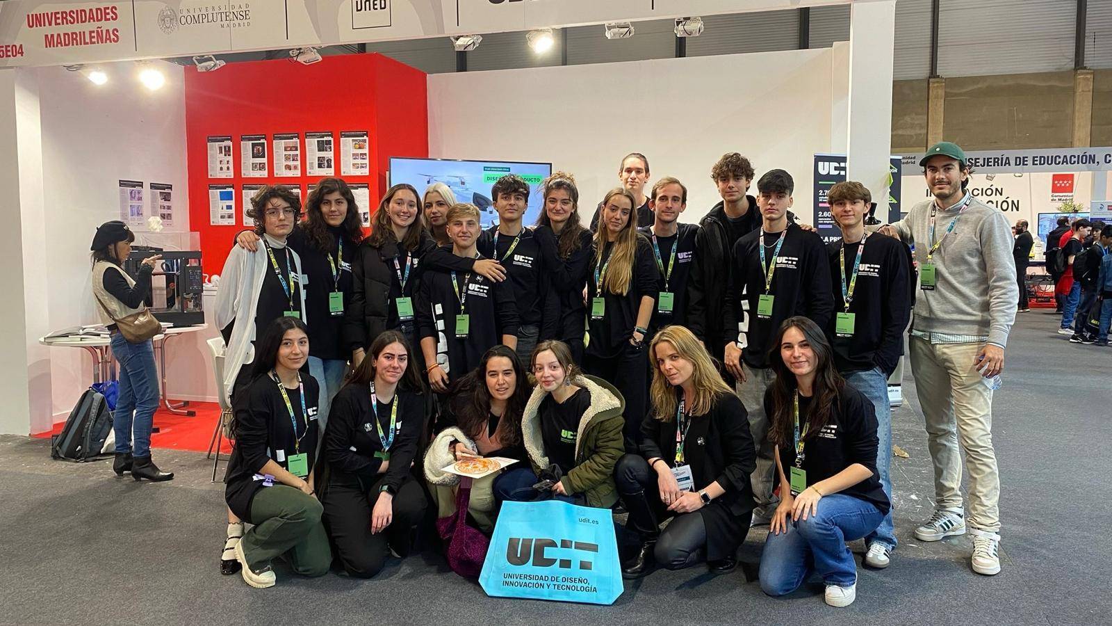 Un grupo de estudiantes sonrientes posando juntos en un evento educativo.