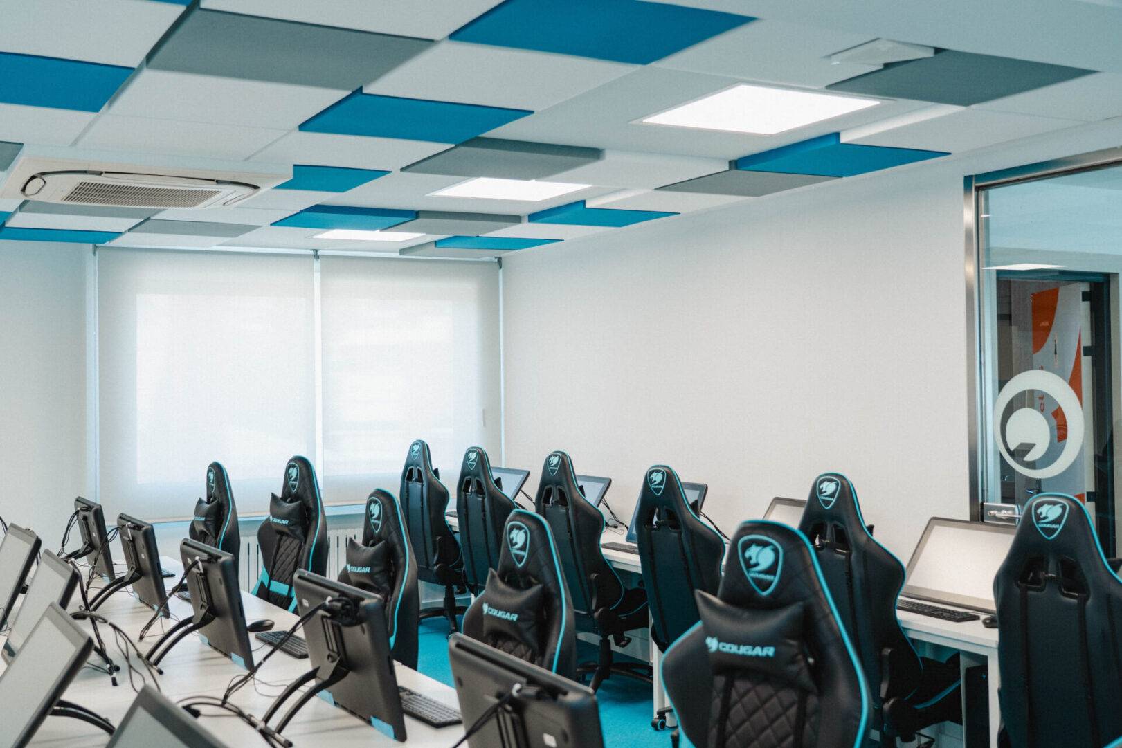 Aulas especializadas con sillas gaming ergonómicas y equipos equipos informáticos