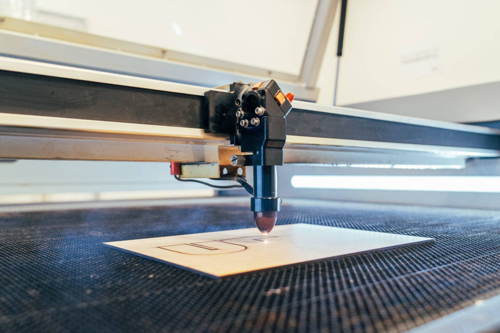 Los estudiantes pueden familiarizarse y dominar los procesos más innovadores en el desarrollo de producto, desde la conceptualización hasta la fabricación final.