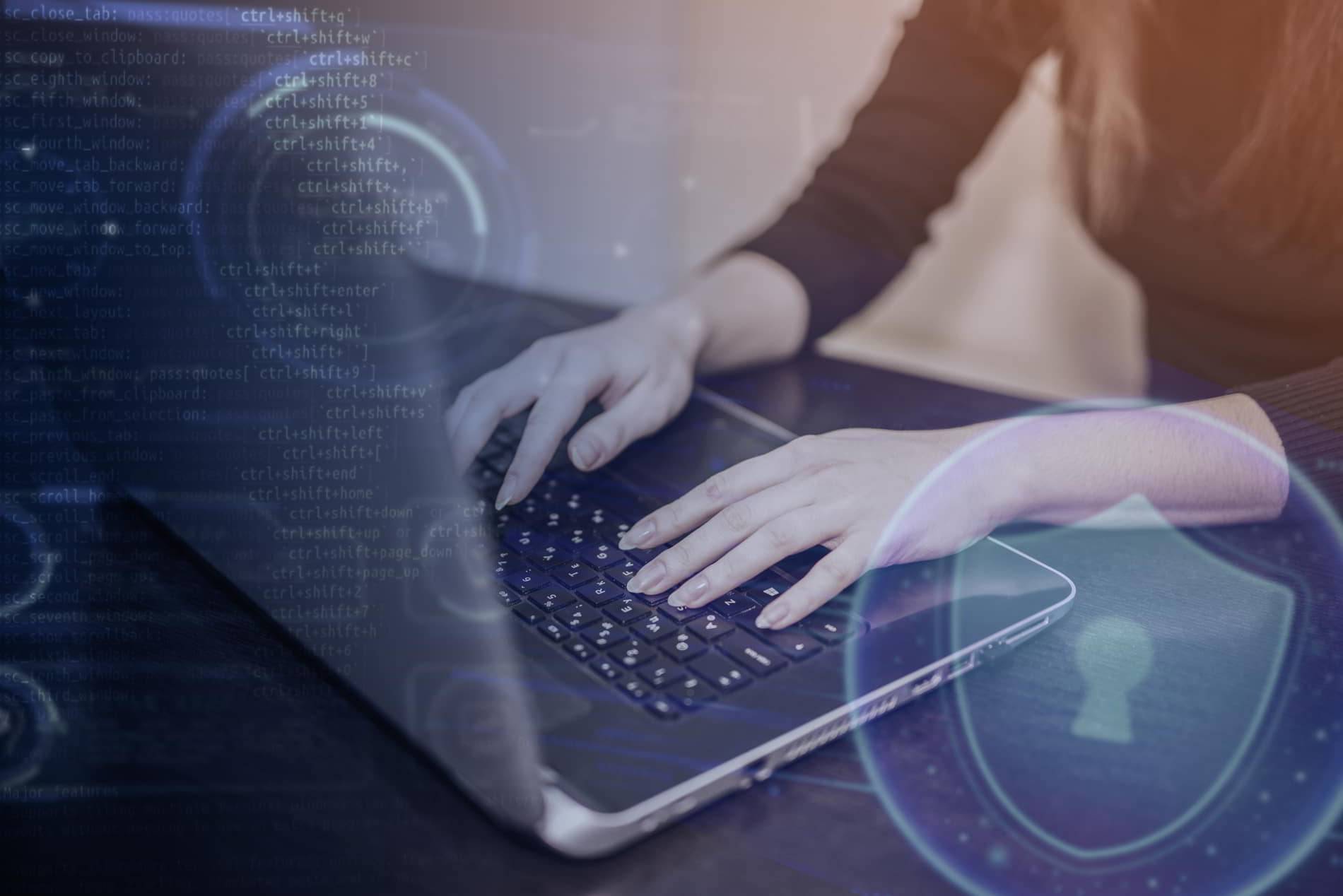 Una persona tecleando en una computadora portátil rodeada de elementos gráficos relacionados con la ciberseguridad.