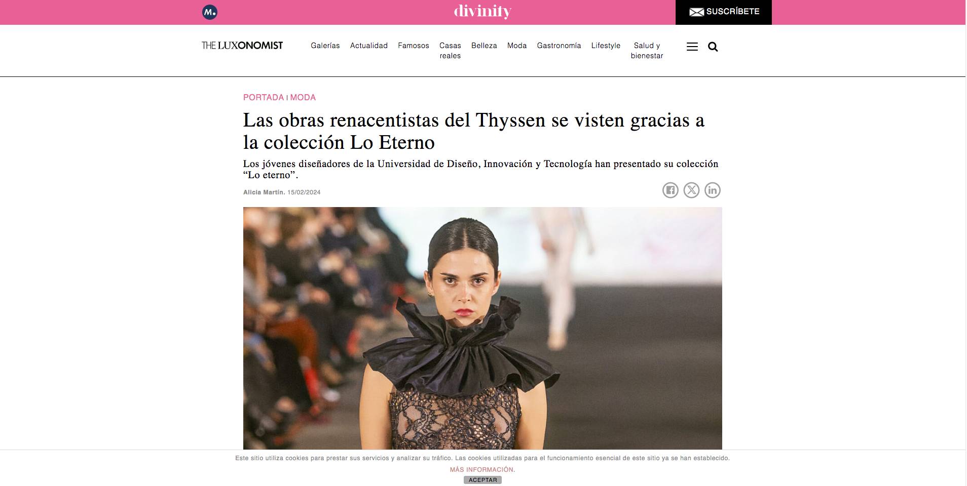 Un modelo presenta una prenda con un diseño innovador durante un evento de moda.