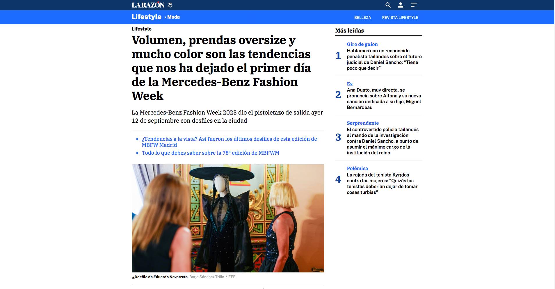 Una mujer observa una figura vestida de manera llamativa en un evento de moda.