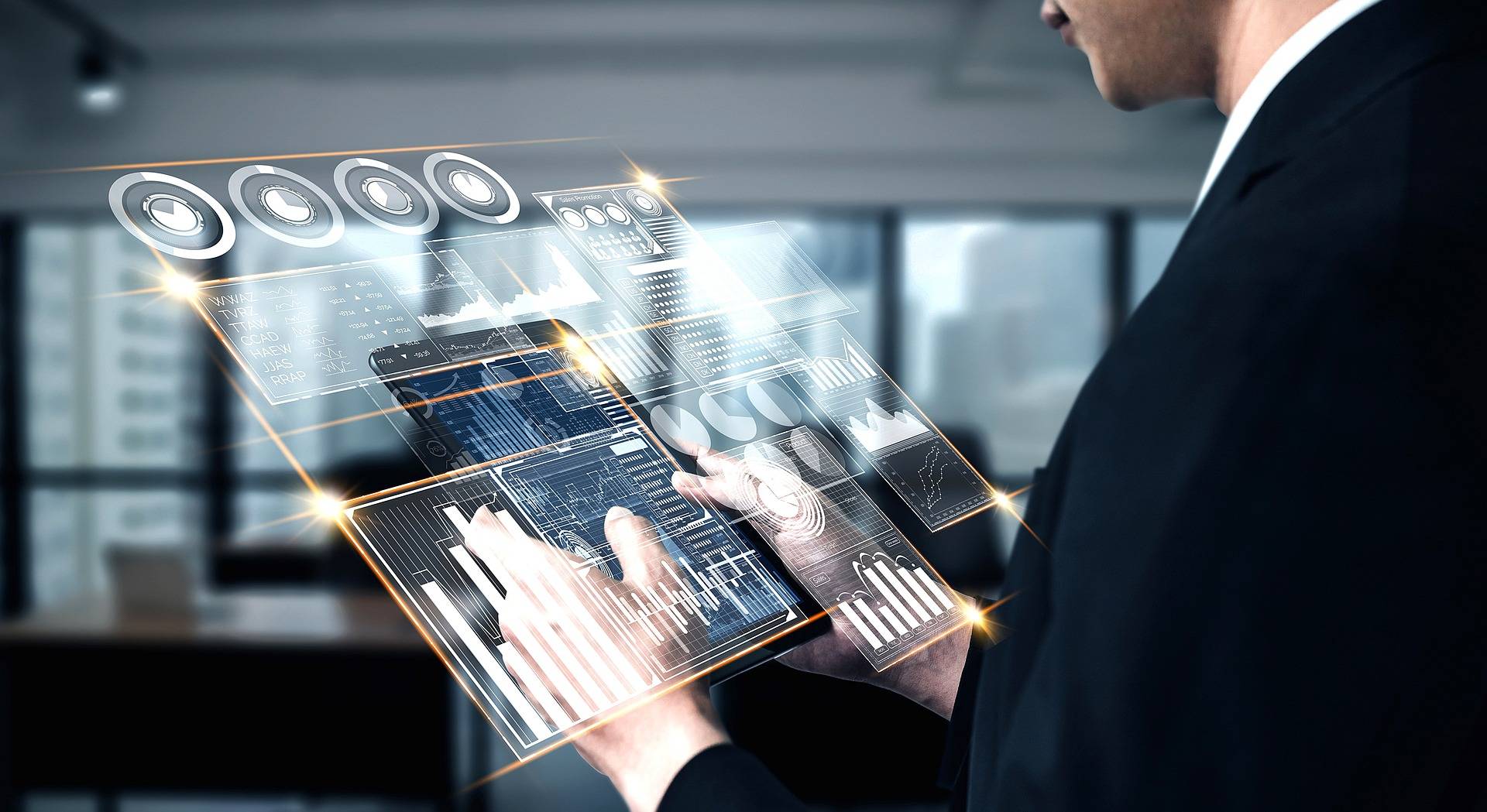 Un hombre en un traje interactúa con una pantalla táctil holográfica que muestra gráficos y datos.