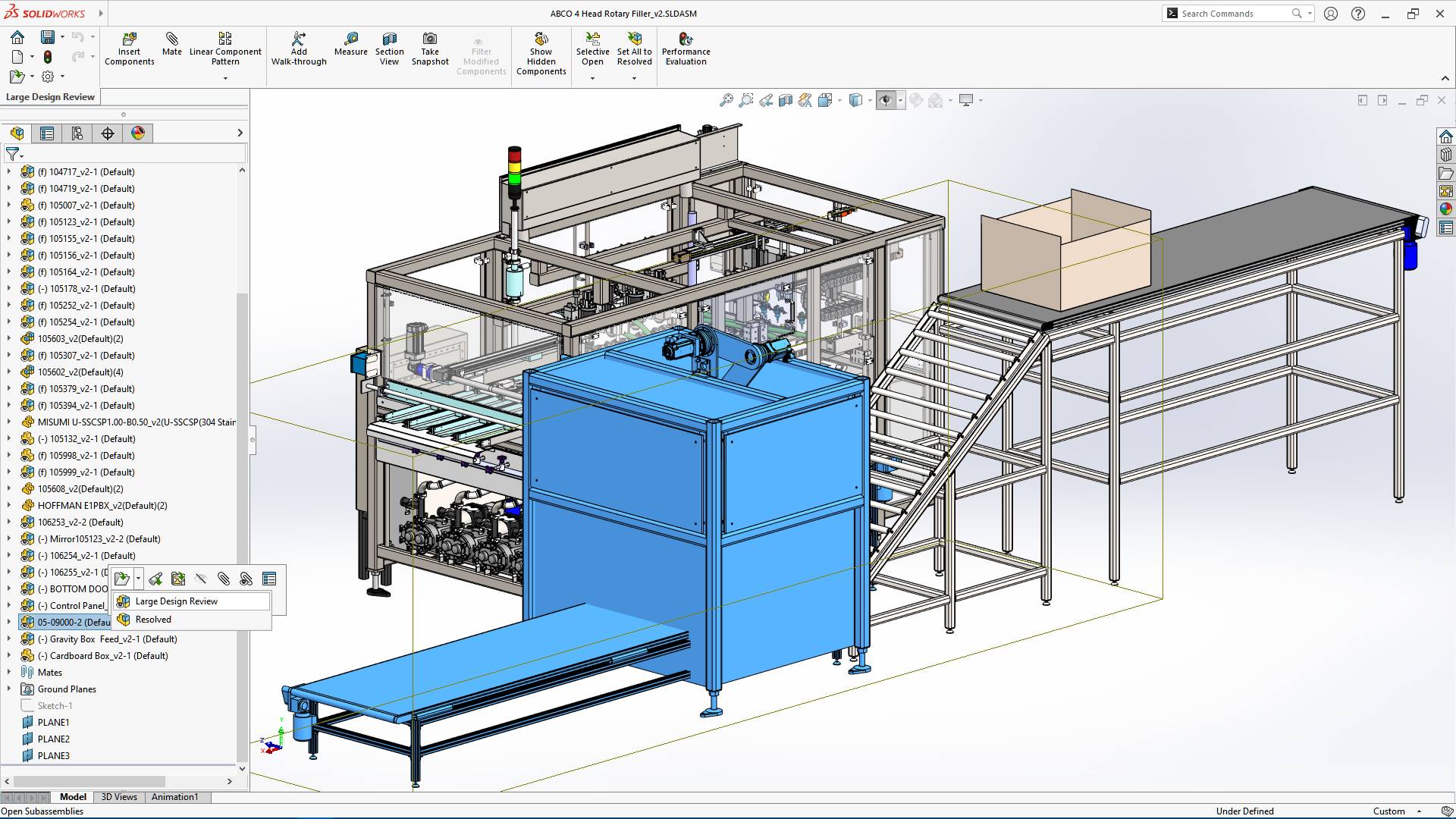 La imagen muestra un diseño técnico de una máquina automatizada con un sistema de transportadores y una caja en una línea de producción.