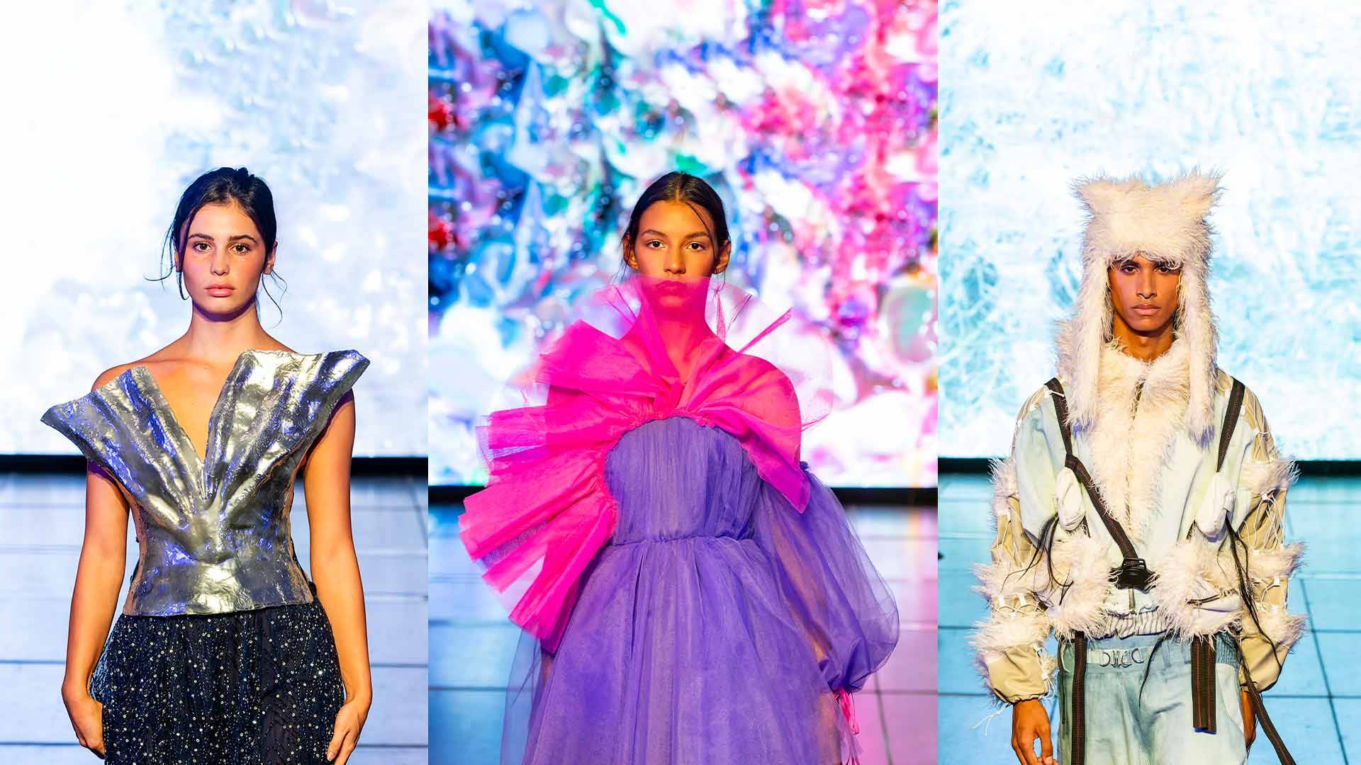 Tres modelos exhiben una colección de moda con trajes vanguardistas en una pasarela.
