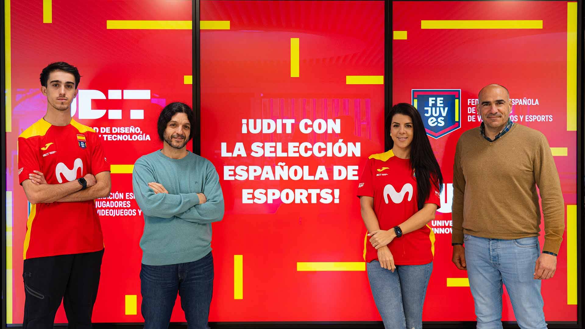Cuatro personas posan frente a un fondo colorido que promueve la selección española de esports.