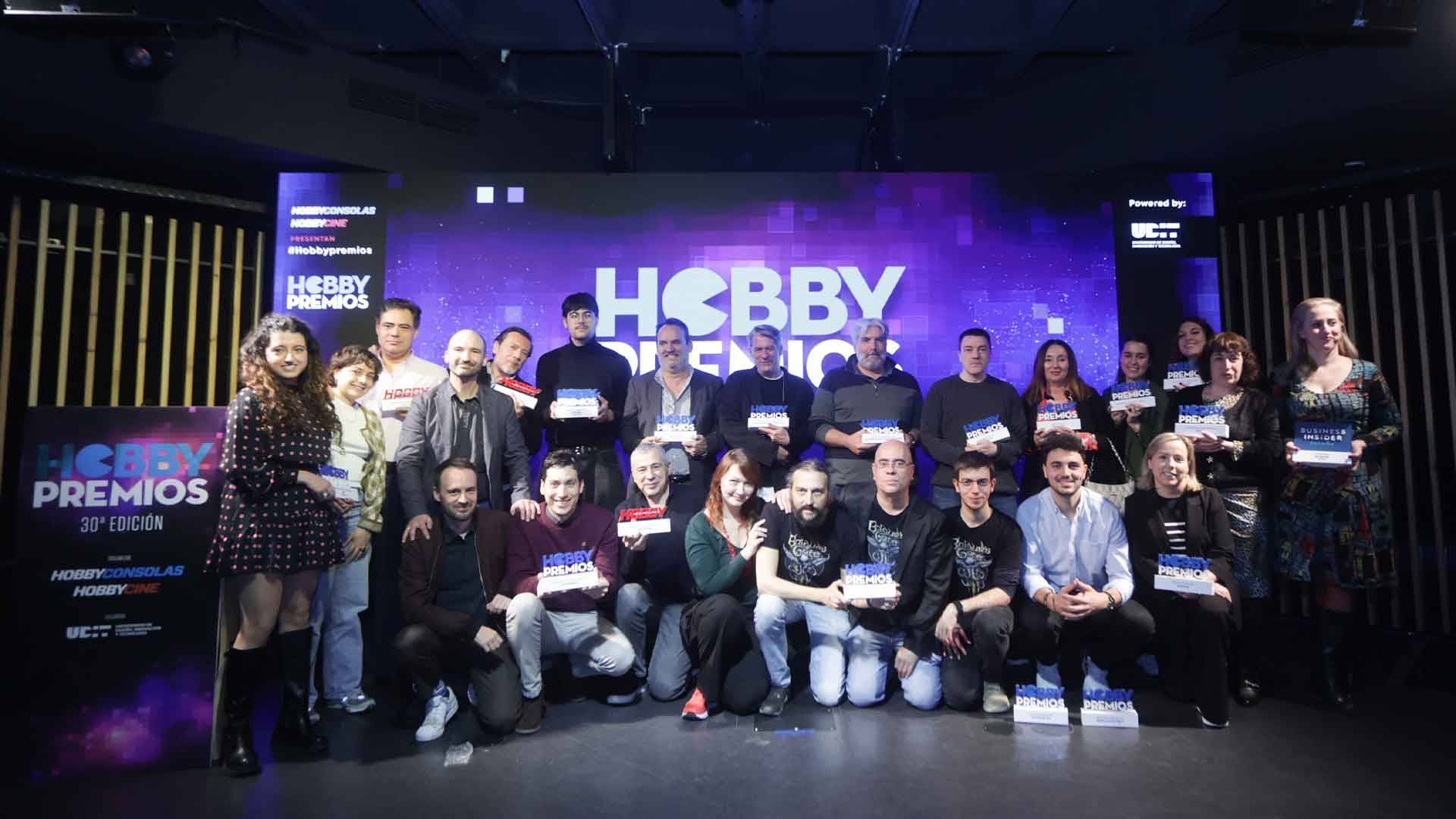 Un grupo de personas posando en un evento de premiación llamado Hobby Premios.