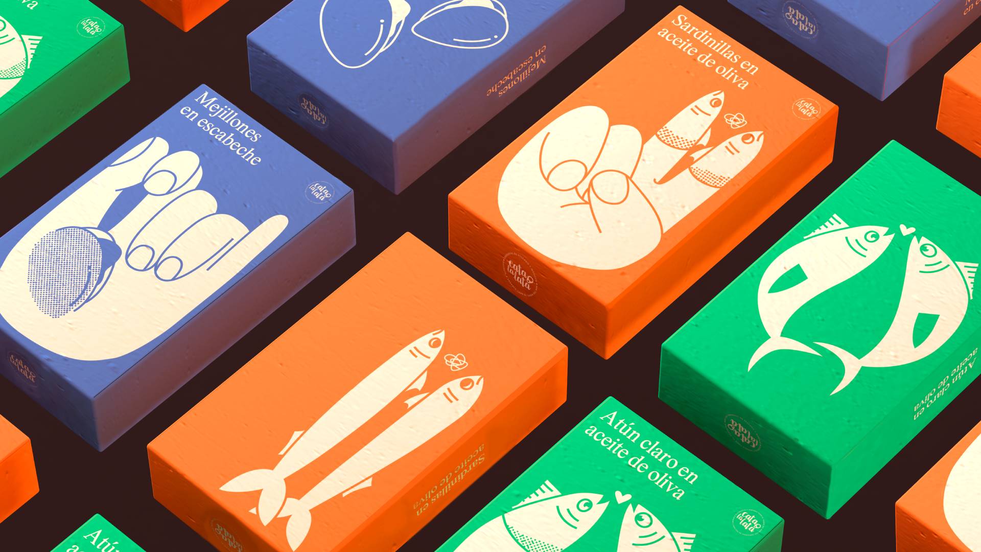 La imagen muestra cajas de alimentos enlatados con etiquetas coloridas y diseños gráficos de mariscos.