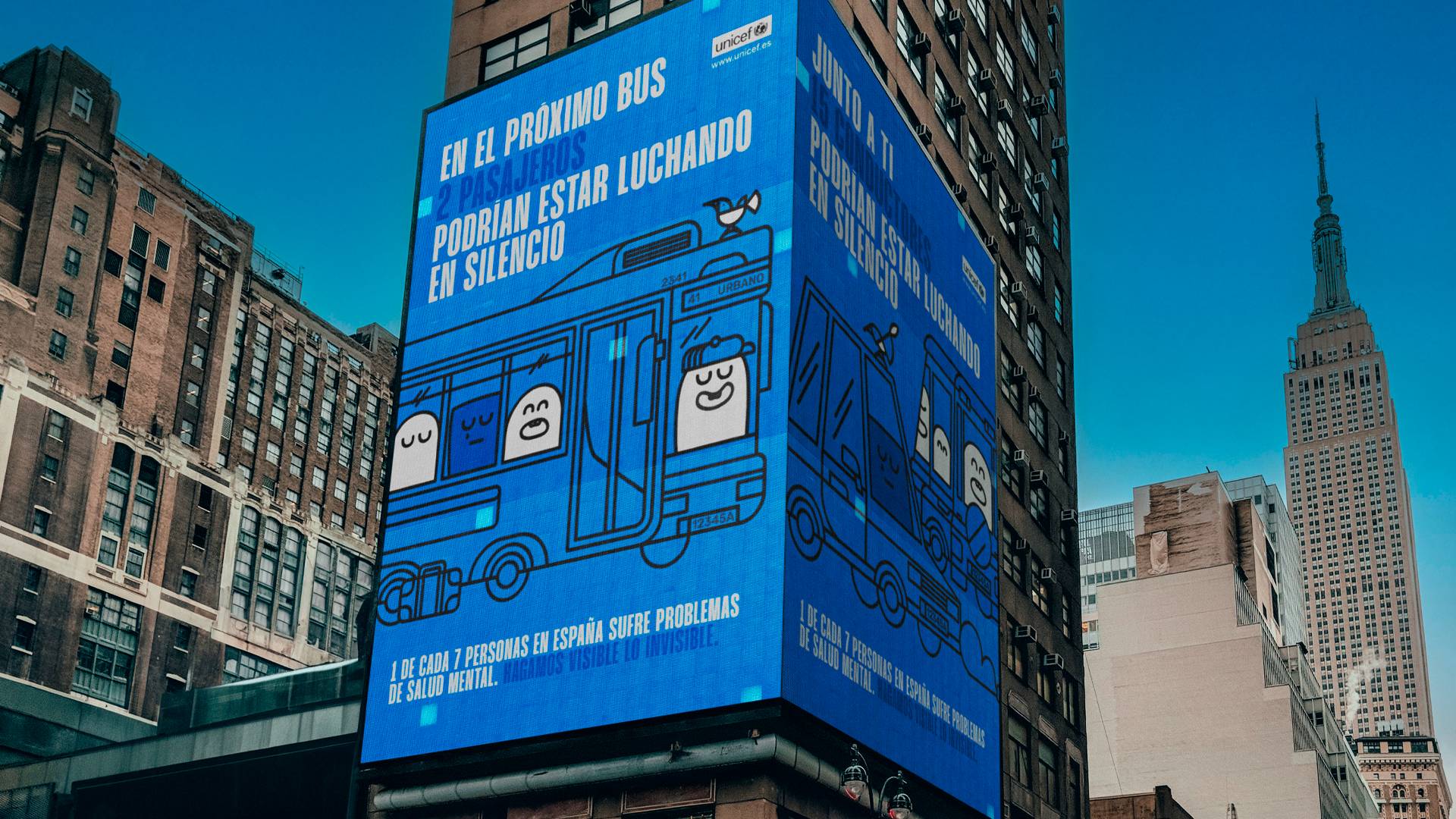 Una valla publicitaria azul en una ciudad que muestra un mensaje sobre la lucha en el silencio en el bus.