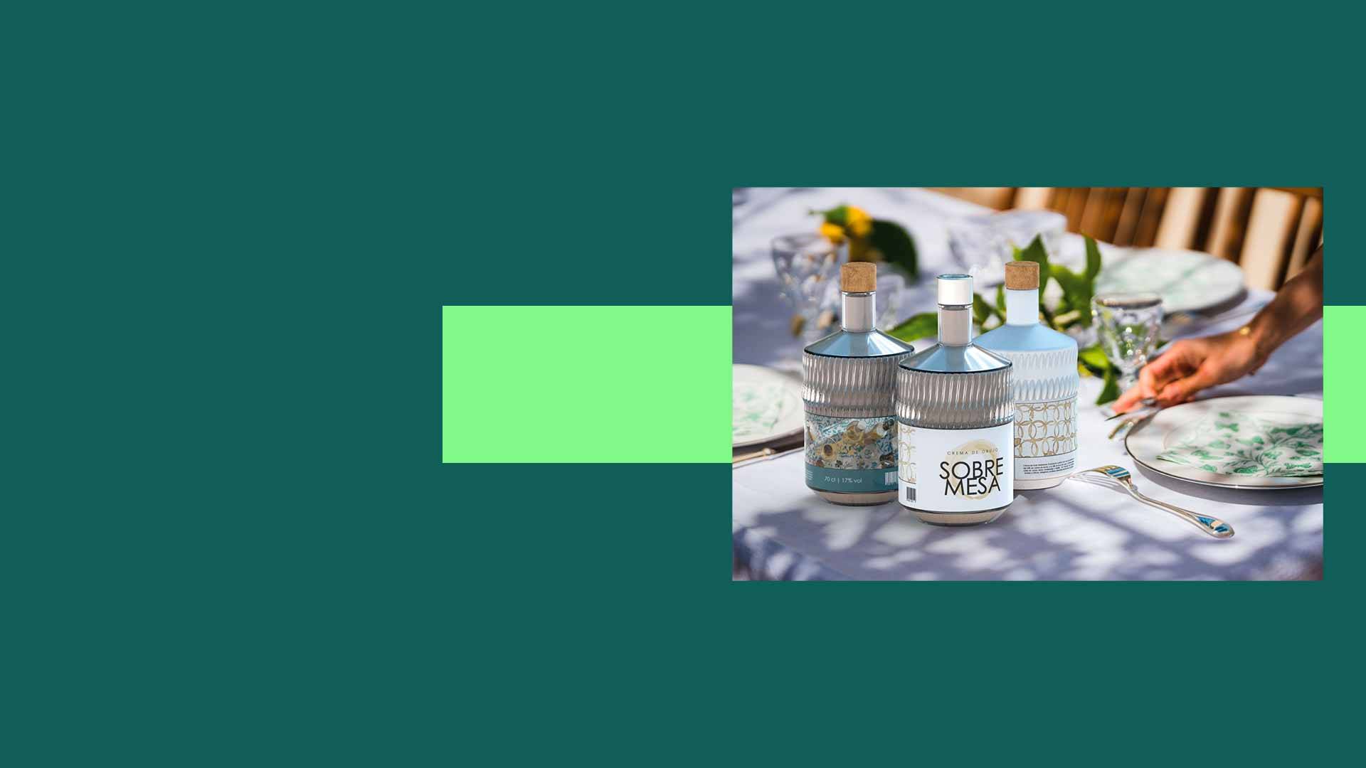 Una mesa elegantemente decorada con botellas y platos dispuestos para una comida.