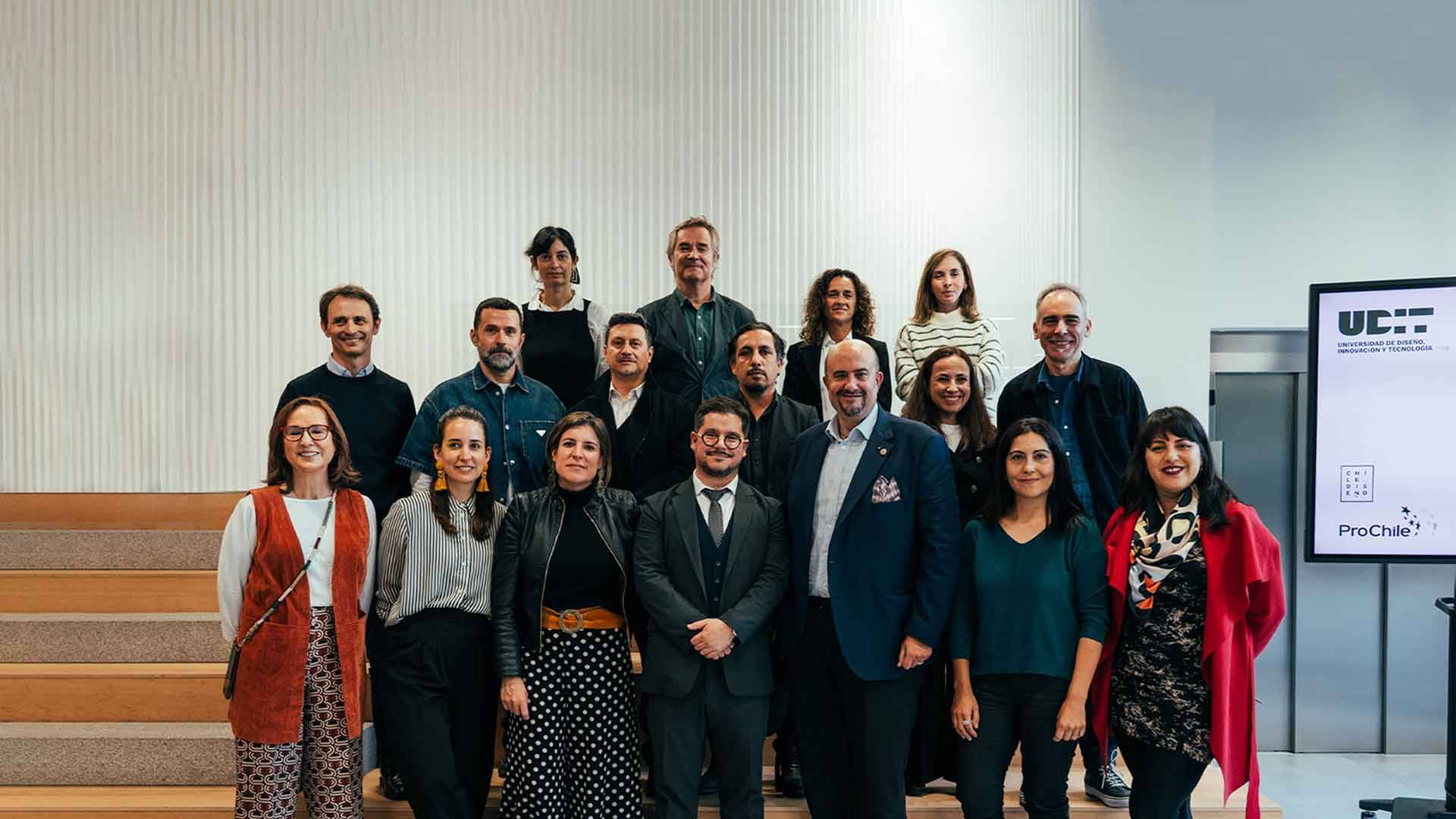 Grupo de personas posando en un evento formal.