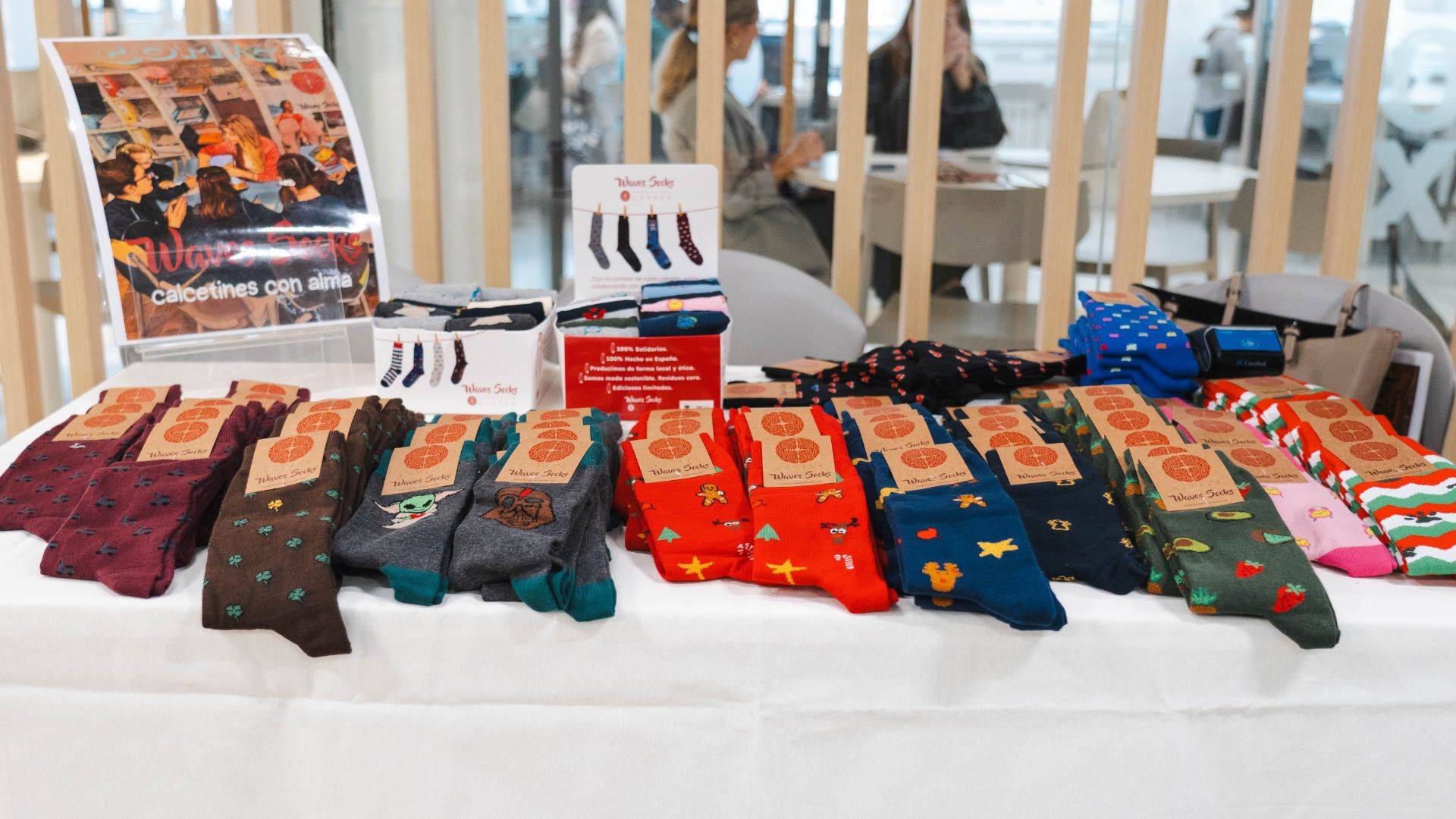 Mesa con una variedad de calcetines exhibidos en un evento.