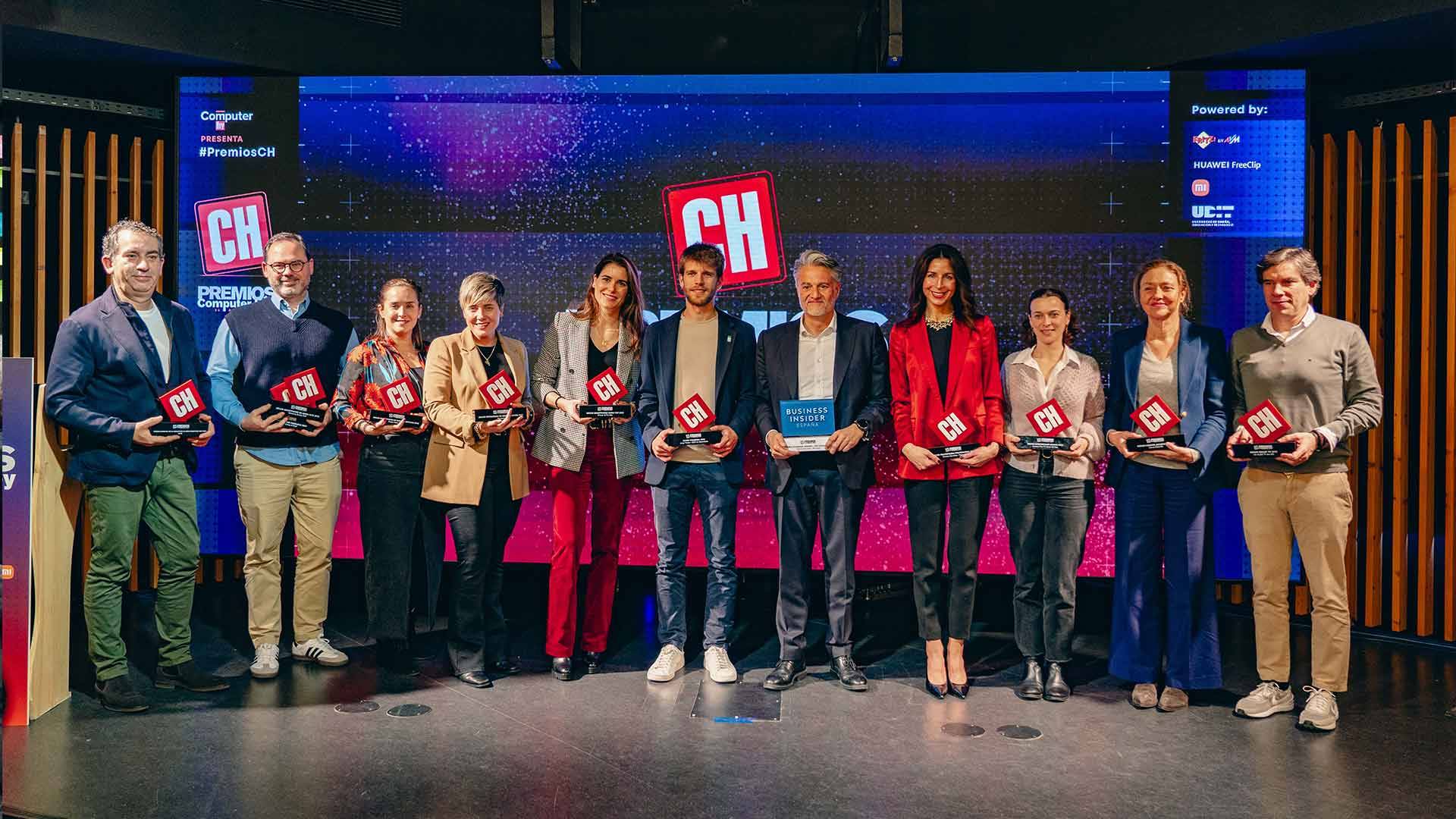Un grupo de personas posando con premios en un evento destacado.