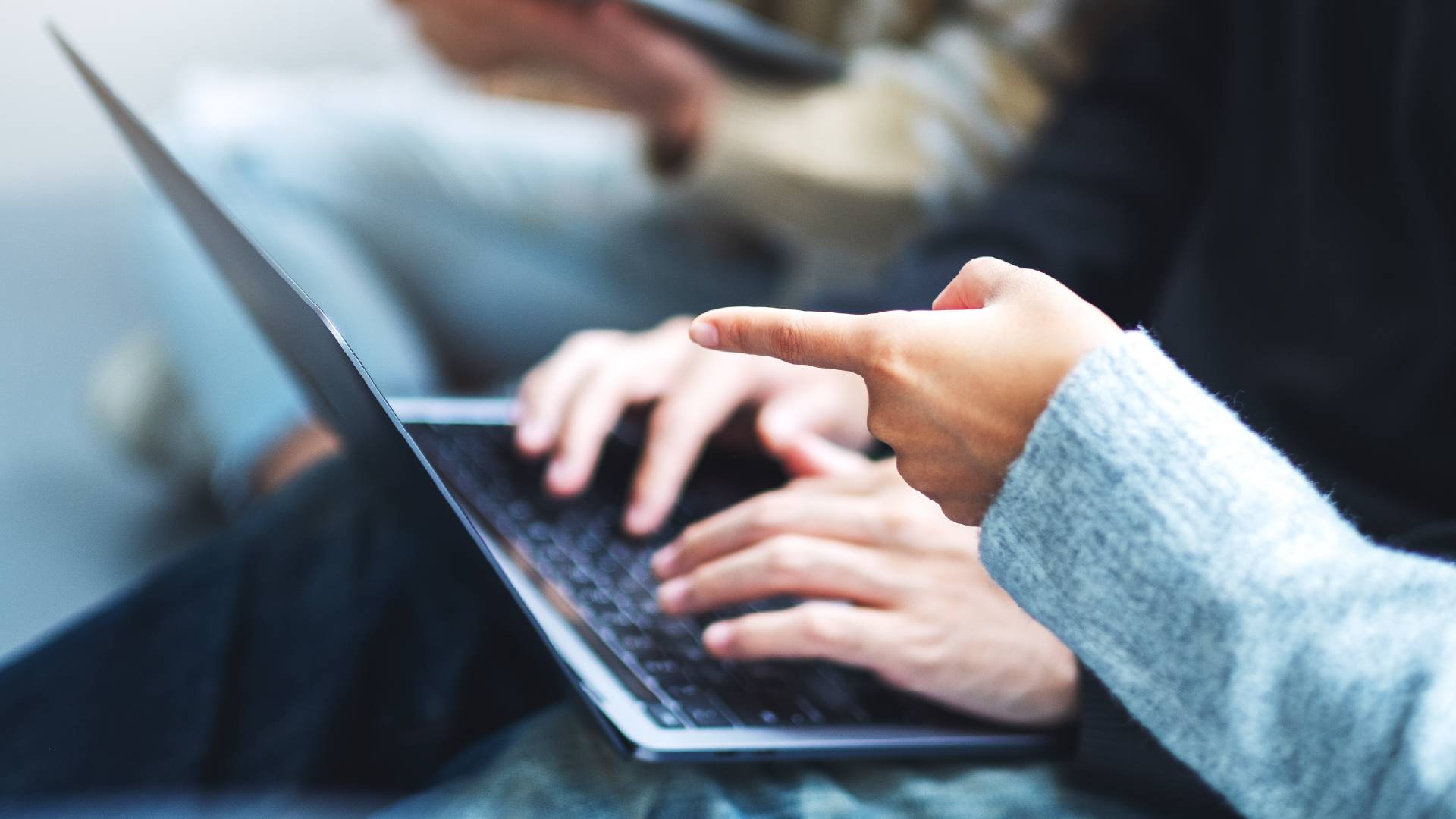 Un grupo de personas usando computadoras portátiles en un entorno informal.