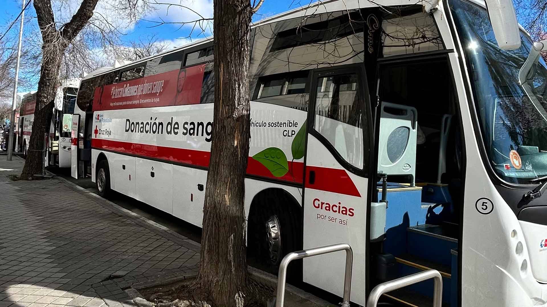 Un autobús destinado a la donación de sangre estacionado en la calle.