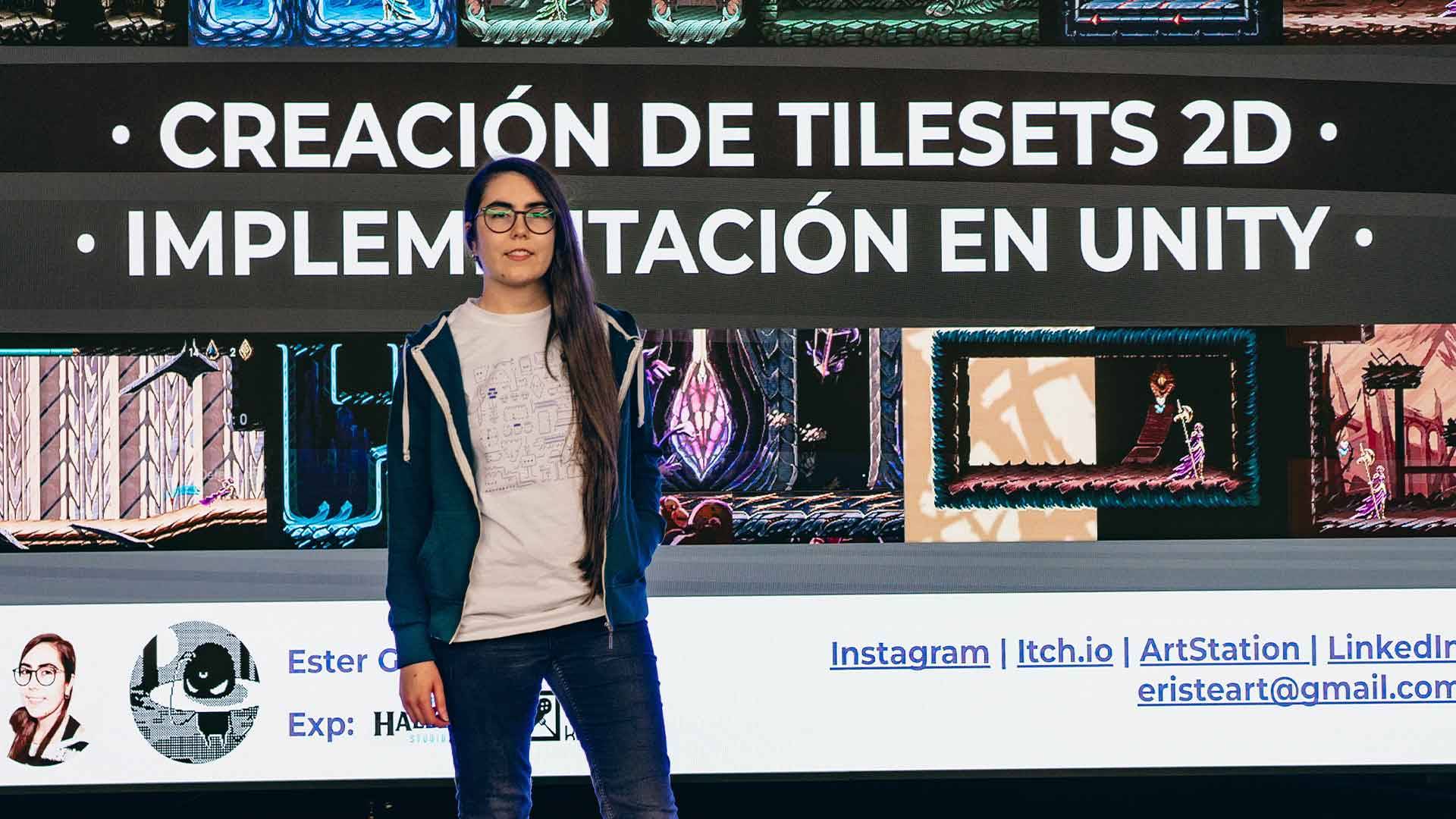 Una mujer presenta un tema sobre creación de tilesets 2D y su implementación en Unity.