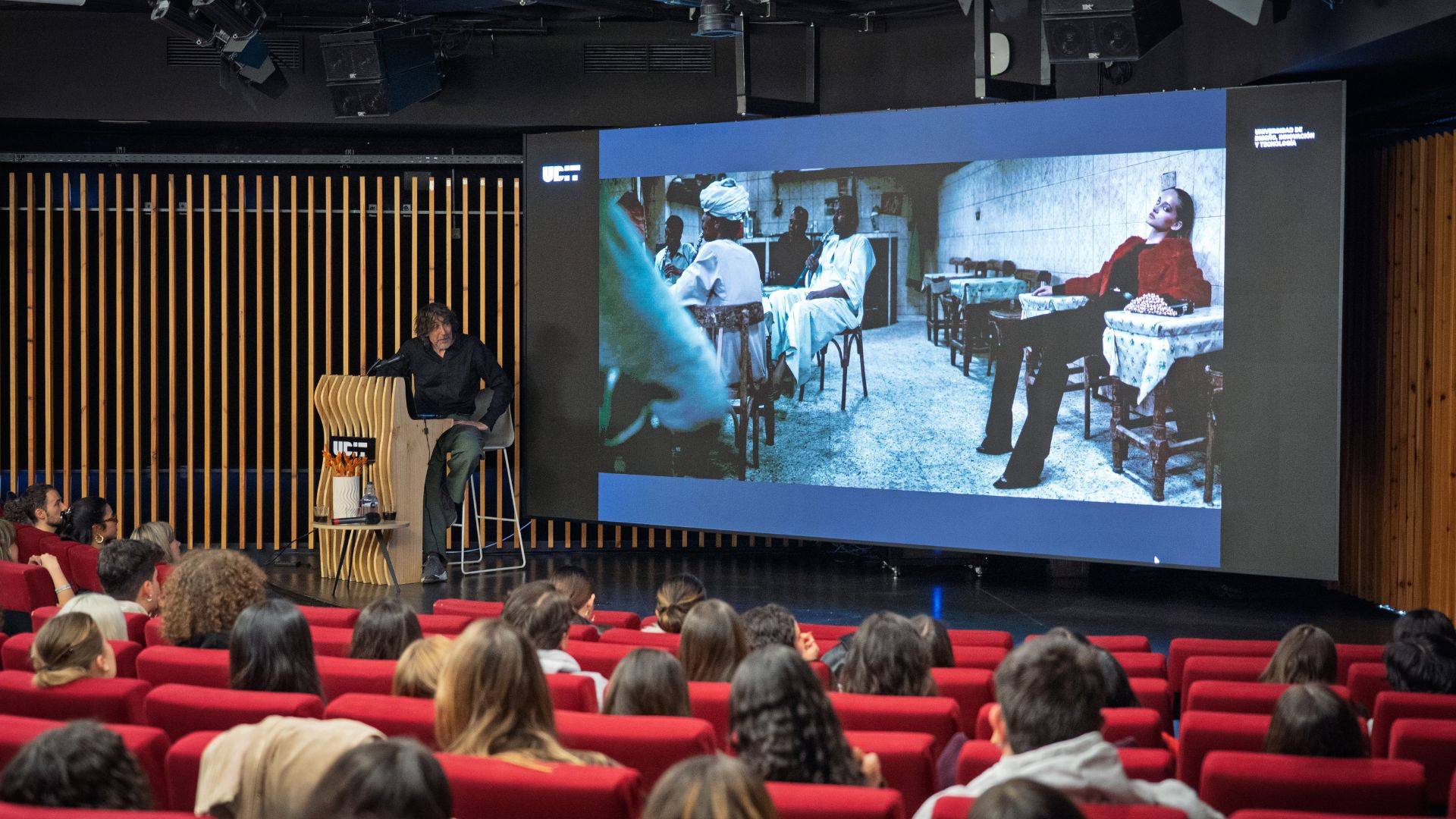 About Fashion Photo 2026 - Masterclass de Eugenio Recuenco: ‘En la moda por el camino paralelo’