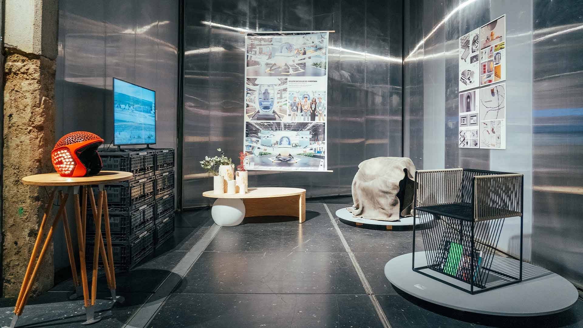 La imagen muestra una sala de exposición contemporánea con diversos muebles y arte en las paredes.