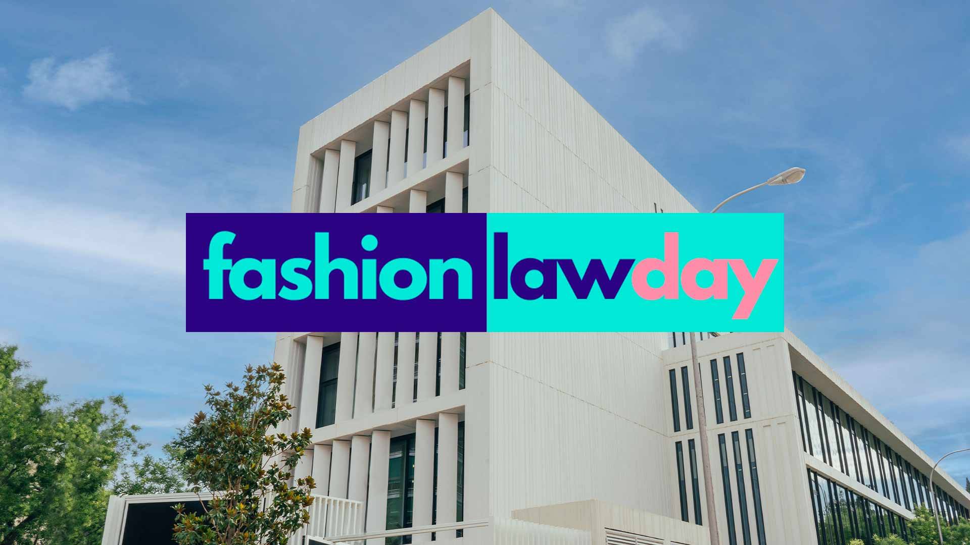 Edificio moderno con un cartel que dice 'fashion law day'.