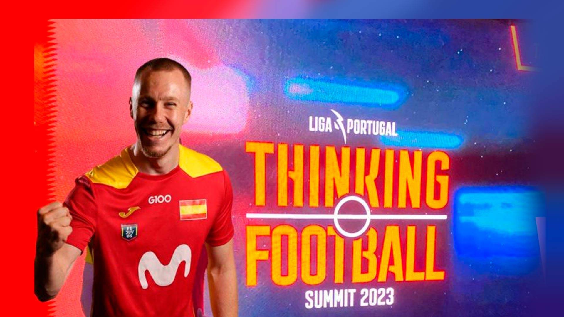 Un jugador de fútbol sonríe mientras celebra en un evento relacionado con el fútbol.