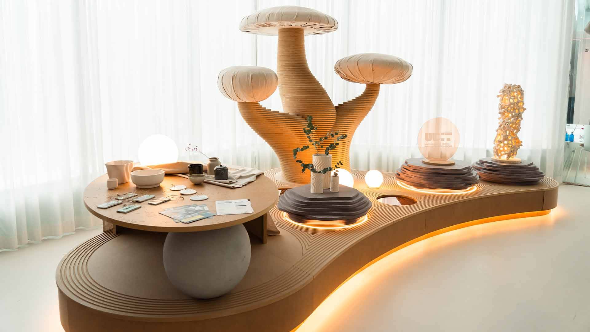 Una moderna sala de estar con muebles orgánicos y decoraciones inspiradas en la naturaleza.
