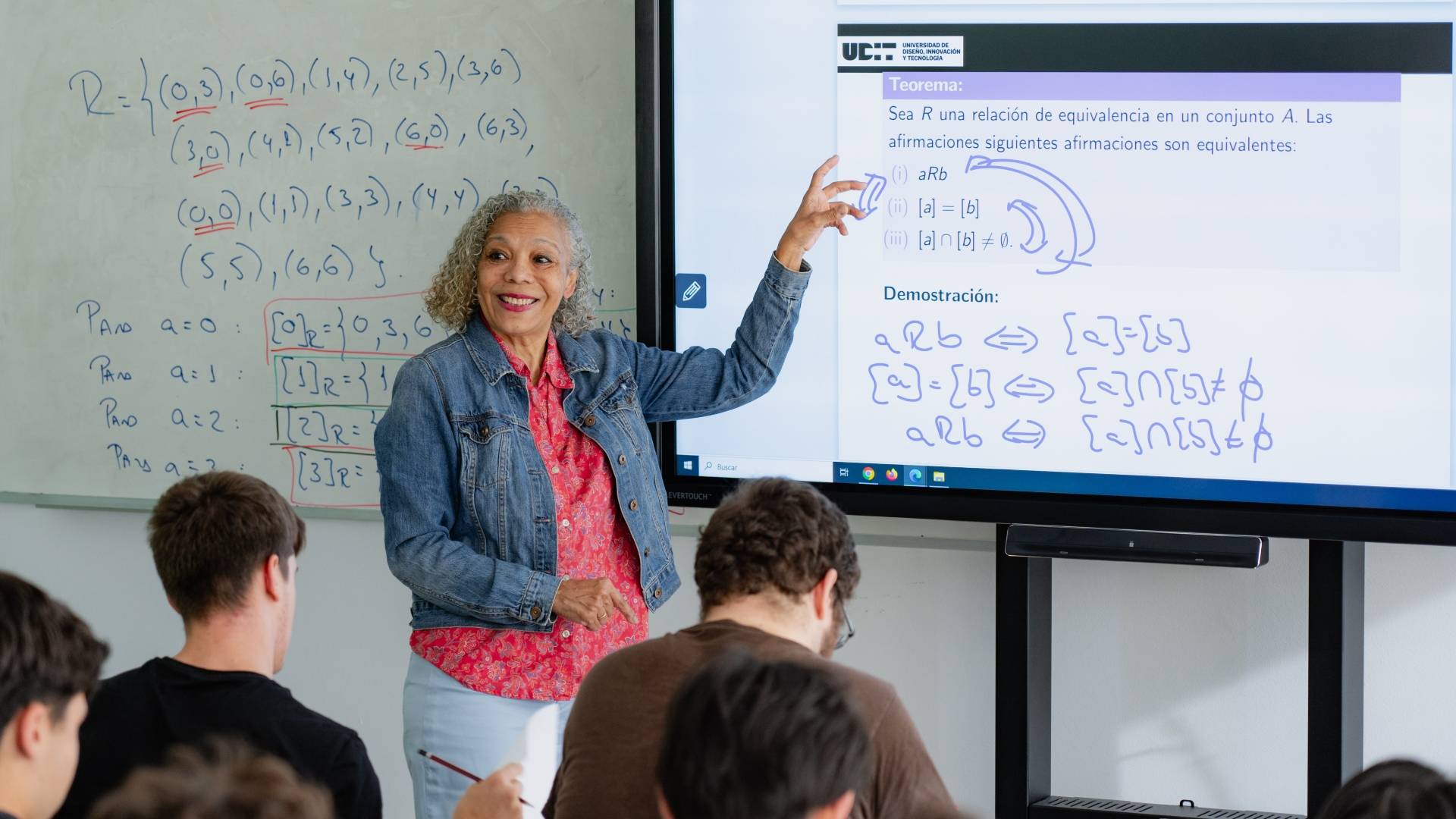 Una profesora enseña sobre relaciones de equivalencia en una clase de matemáticas.