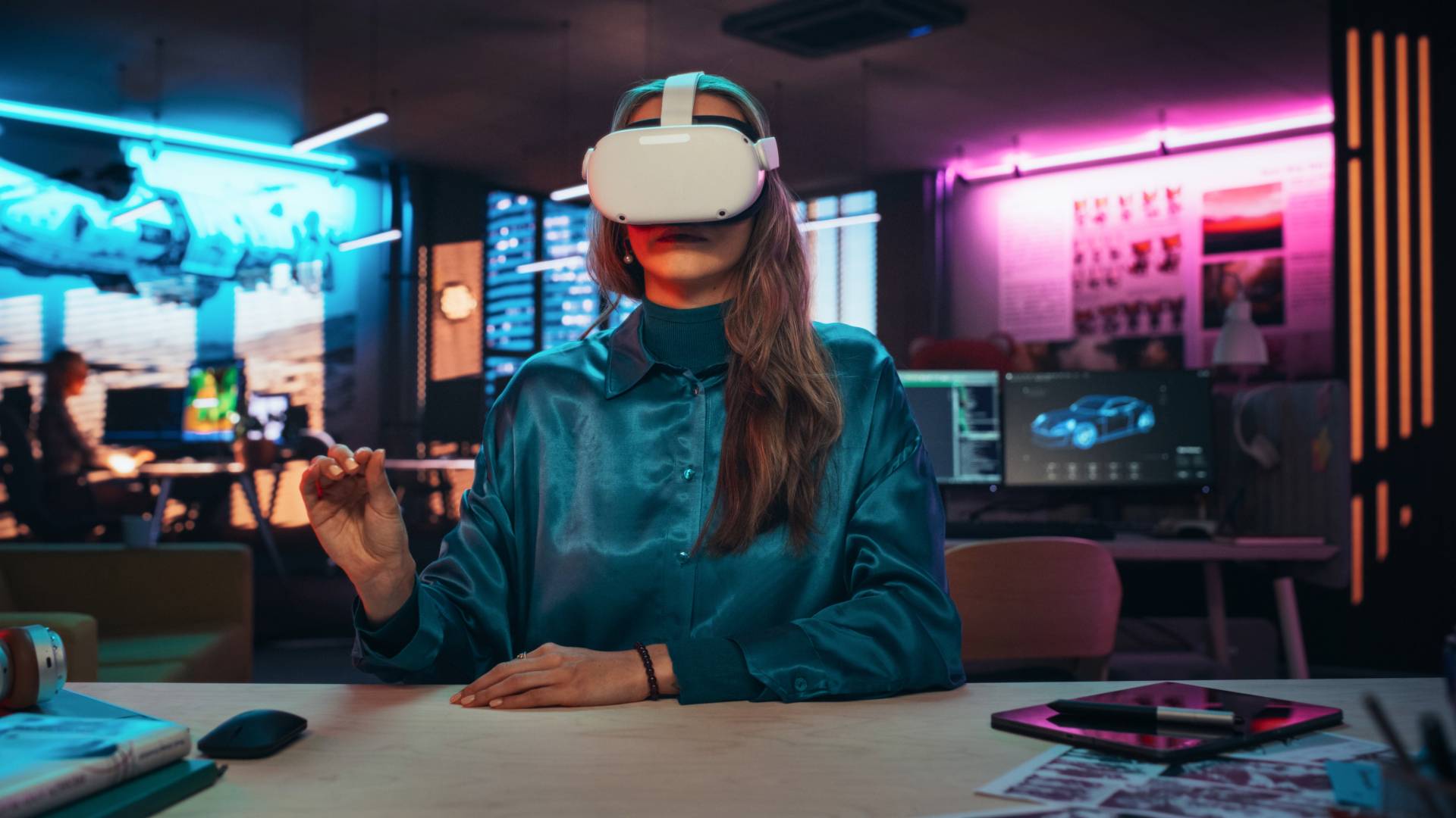 Una persona utiliza un visor de realidad virtual en un entorno tecnológico moderno.
