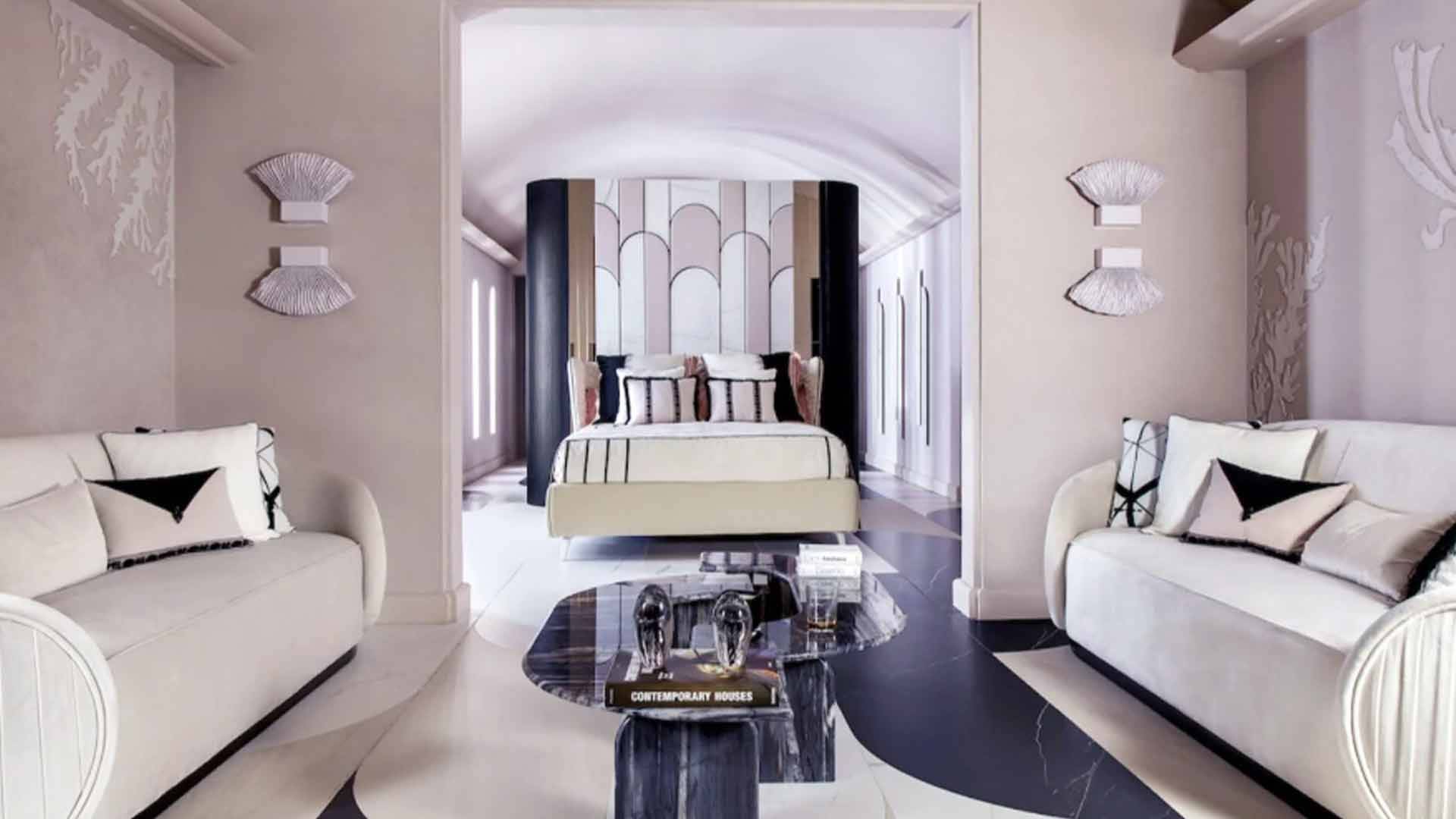 Una habitación elegante con un diseño moderno que incluye una cama amplia y muebles en tonos claros.