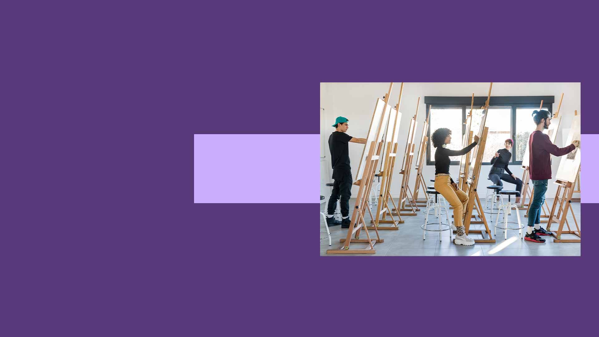 Un grupo de personas está pintando en un estudio de arte con caballetes.