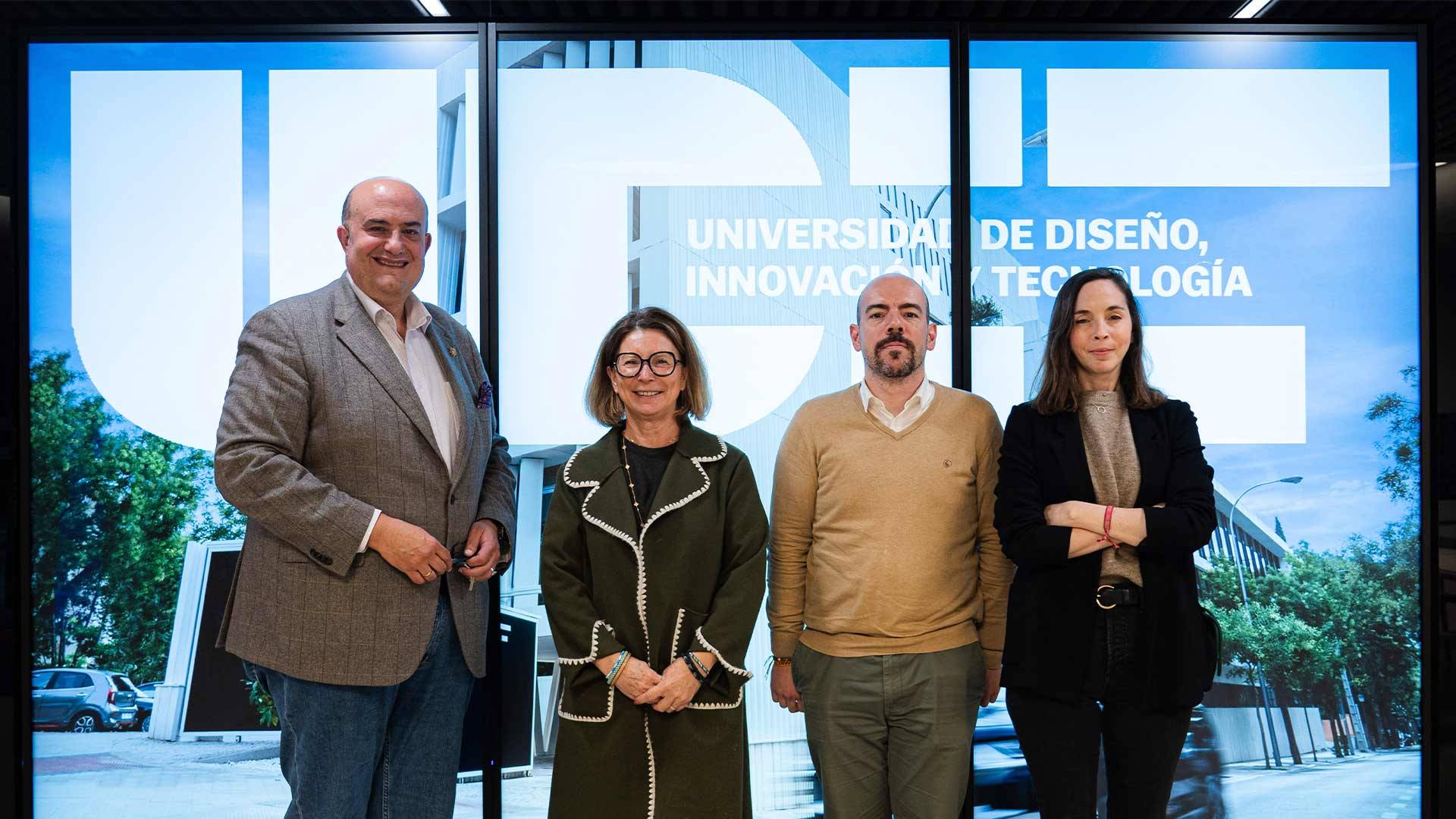 Un grupo de cuatro personas se encuentra frente a un fondo que muestra la universidad, destacando el mensaje de diseño, innovación y tecnología.