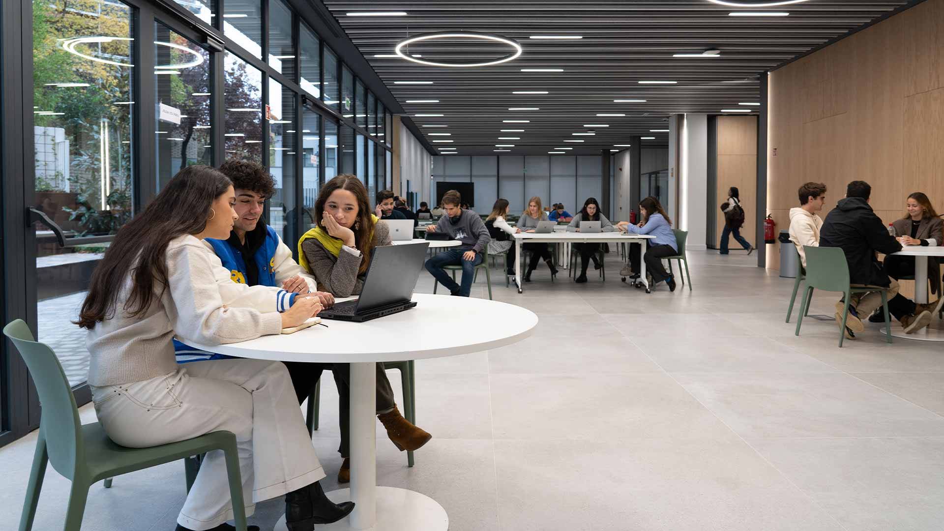 Un grupo de estudiantes trabaja juntos en un ambiente moderno y luminoso.