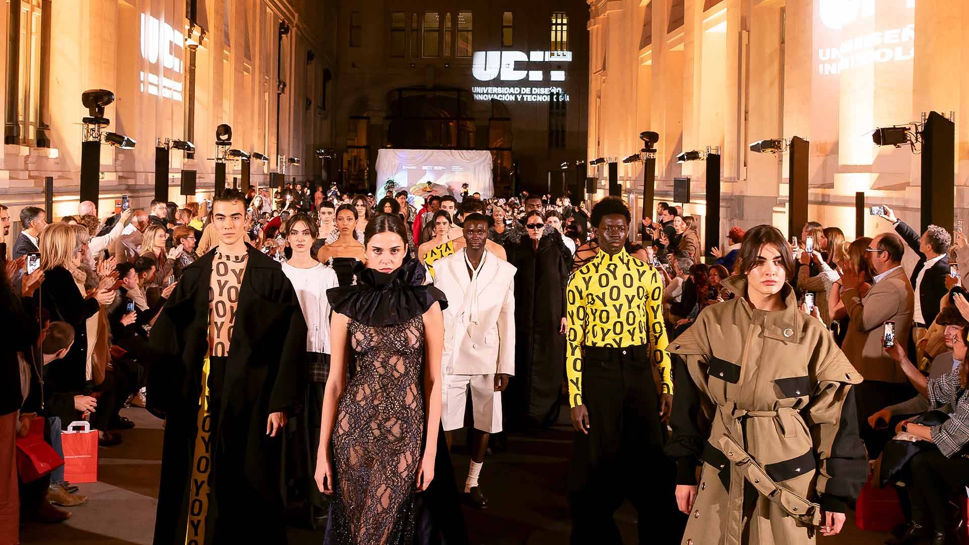 Desfile de moda con modelos luciendo diversas prendas en una pasarela iluminada.