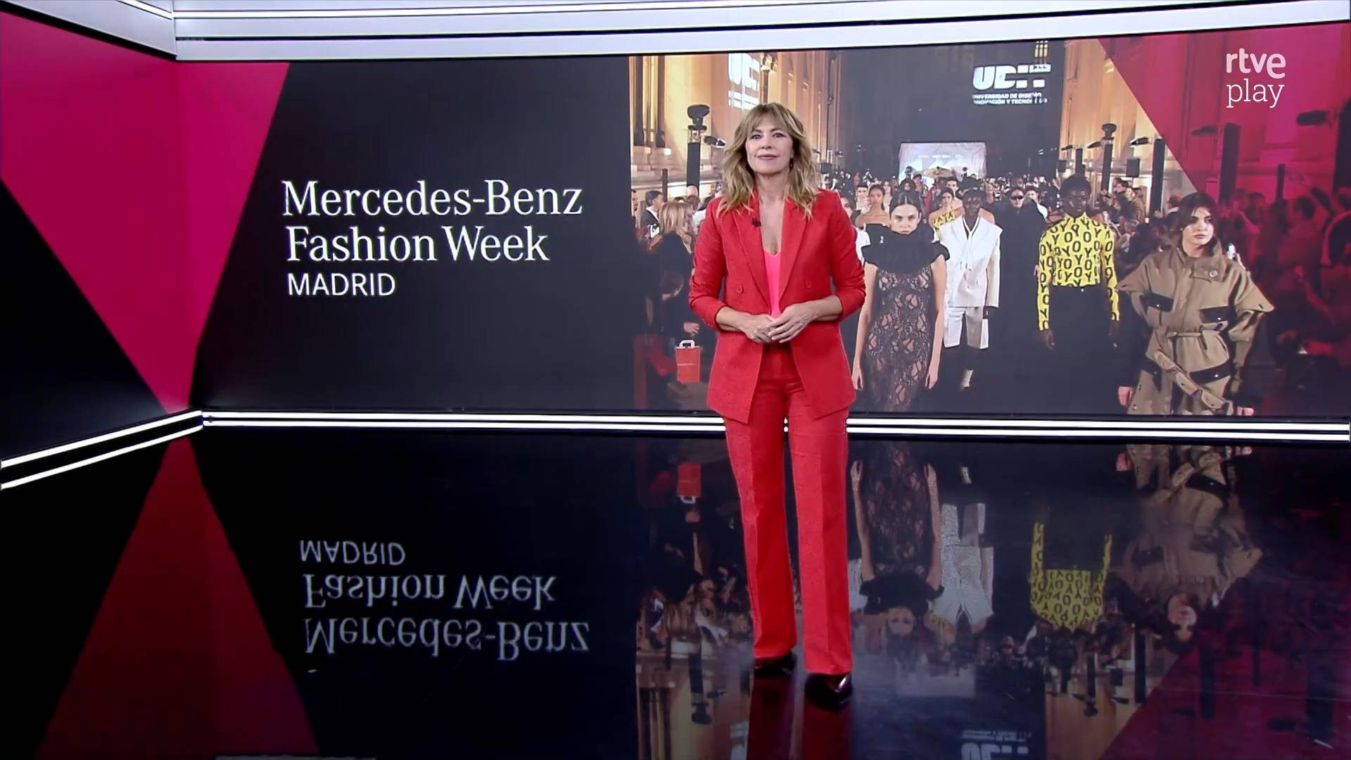 Presentadora en el evento Mercedes-Benz Fashion Week en Madrid.