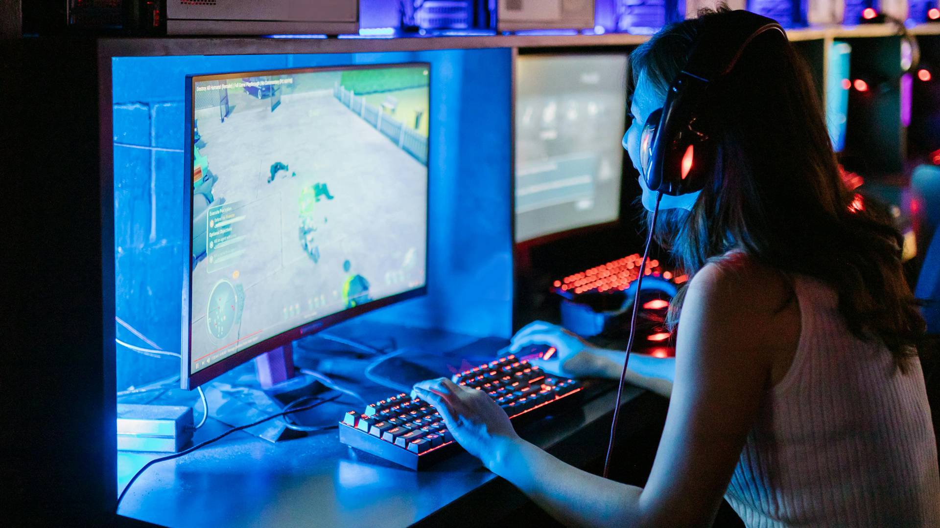 Una persona juega videojuegos en un entorno iluminado con luces de neón