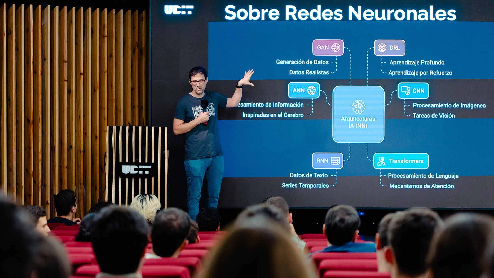 Una presentación sobre redes neuronales con un ponente frente a una audiencia.