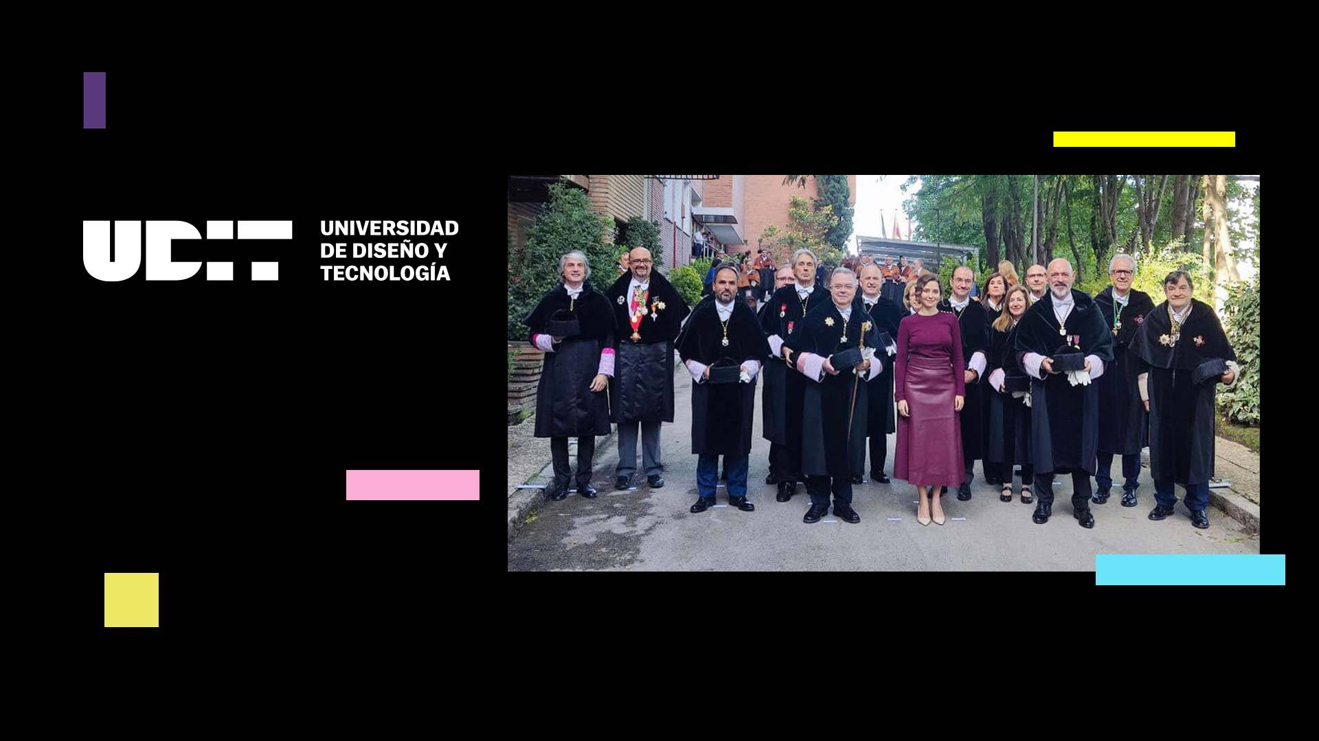 Un grupo de personas vestidos de manera formal posan en un evento al aire libre junto a una mujer en un vestido largo.
