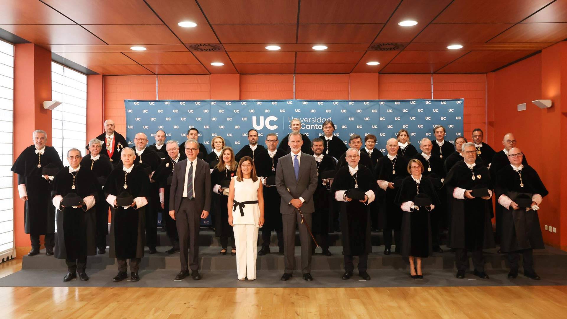 Un grupo de ceremonias académicas en la Universidad de Cantabria con varios profesores y autoridades posando juntos.