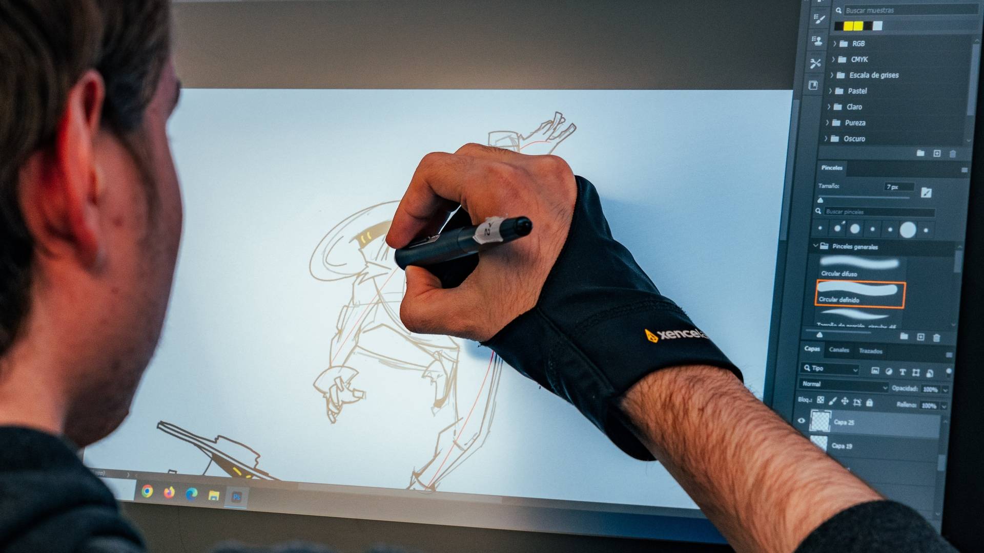 Una persona está dibujando en una tablet gráfica, mostrando un boceto en pantalla.
