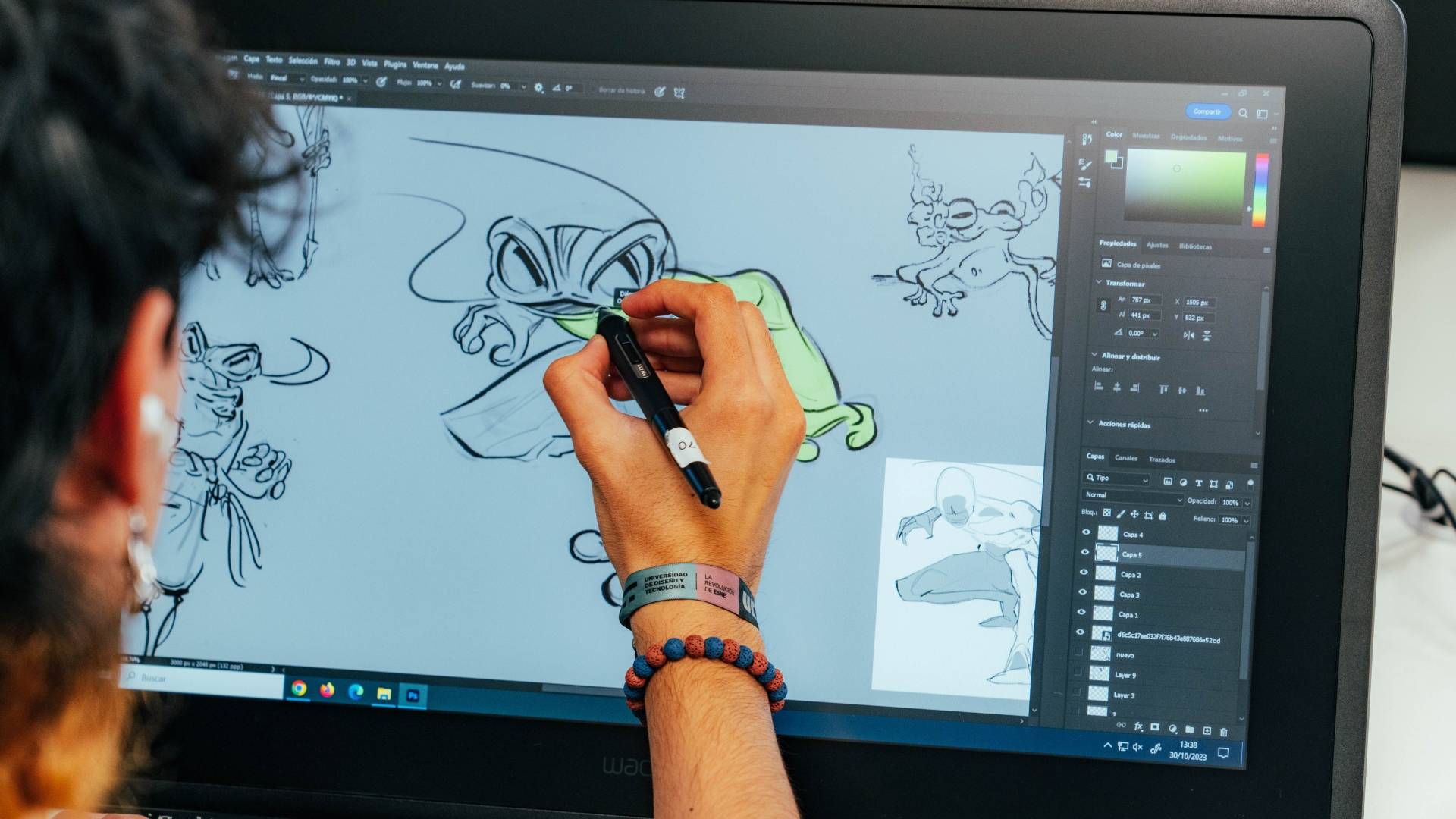Una persona está dibujando en una tablet gráfica usando un stylus.