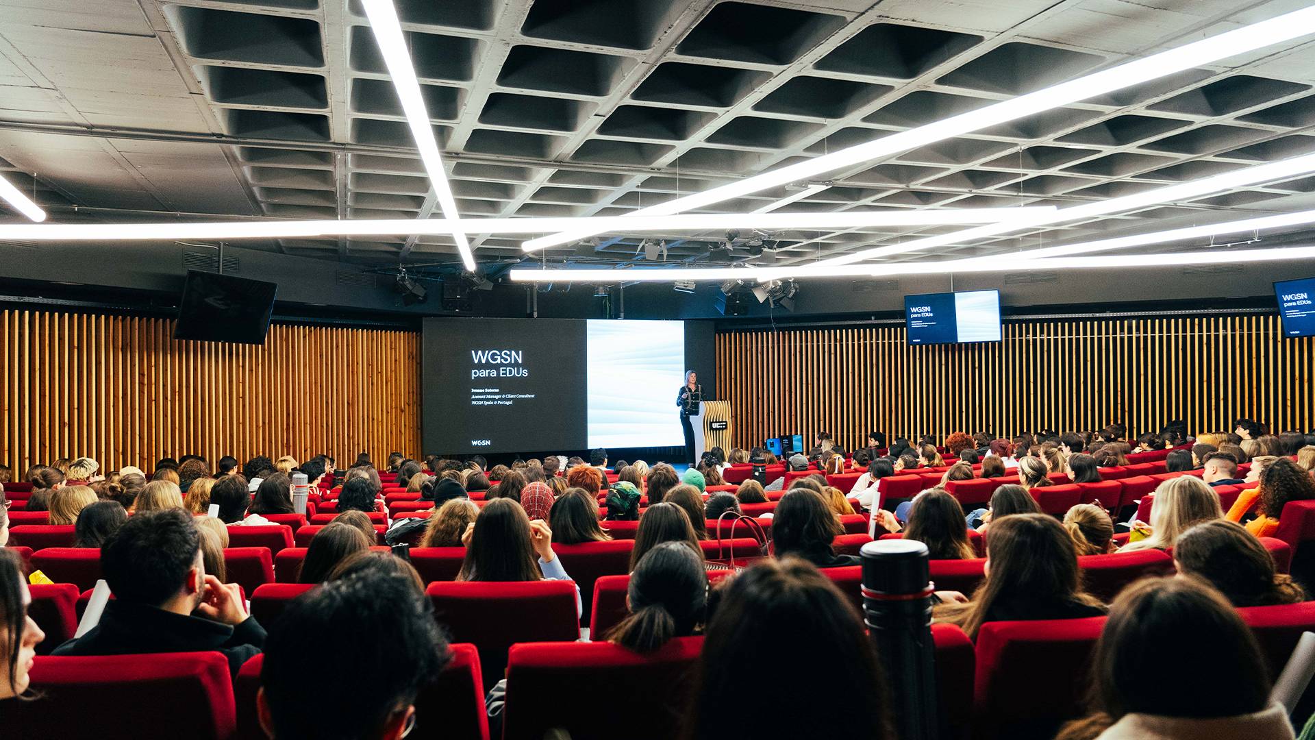 Una conferencia con una gran audiencia en un auditorio moderno.