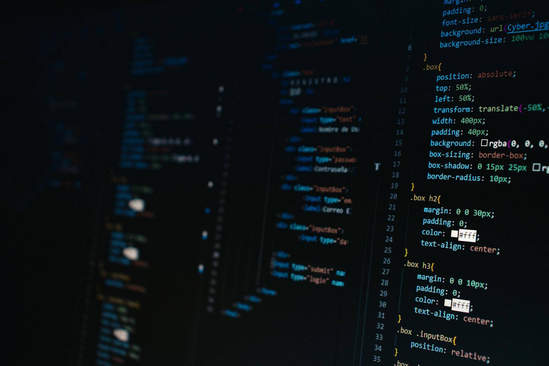 La imagen muestra un fondo oscuro con código de programación en colores brillantes.