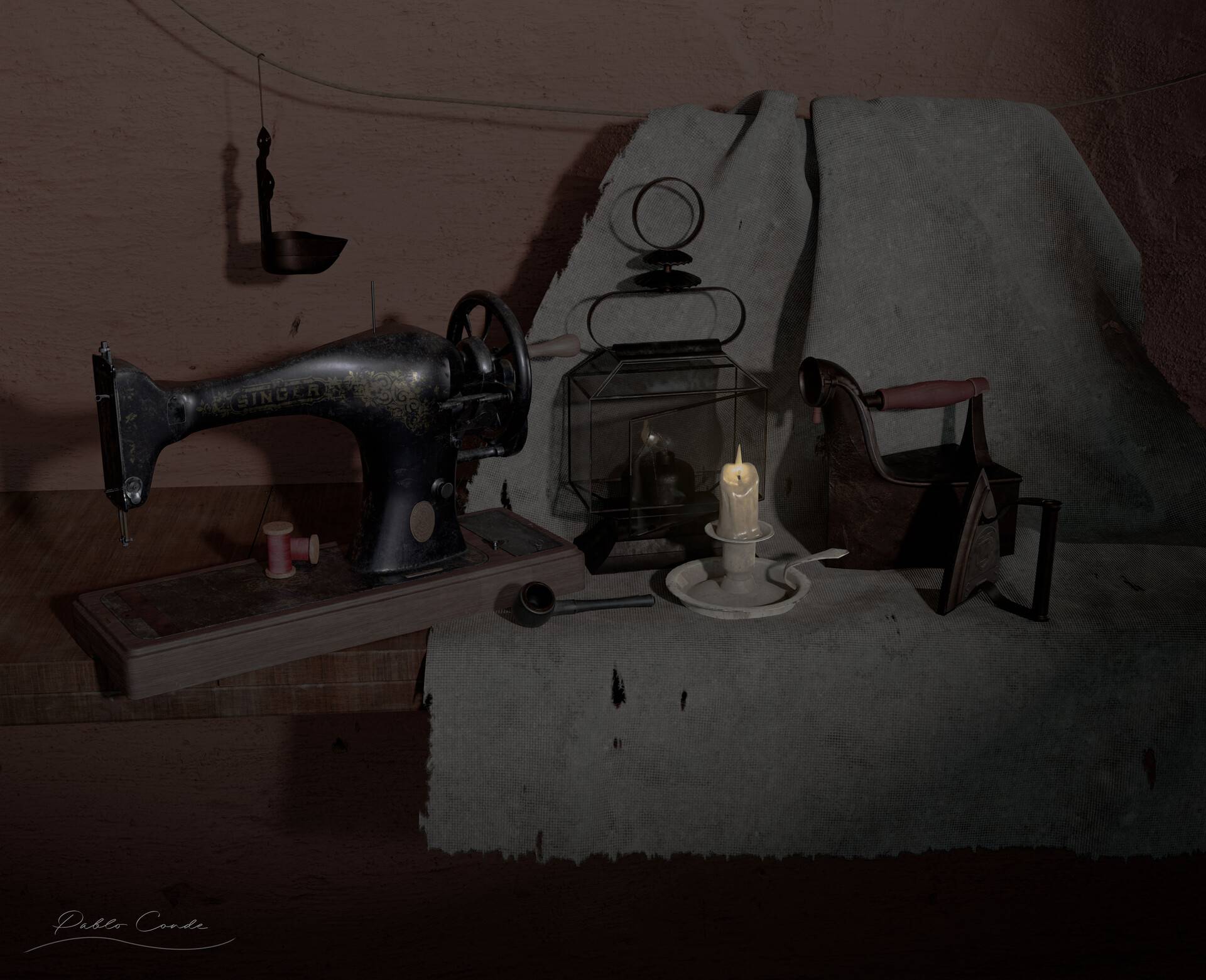 La imagen muestra una máquina de coser antigua junto a una lámpara, una vela encendida y otros objetos de decoración sobre una mesa.