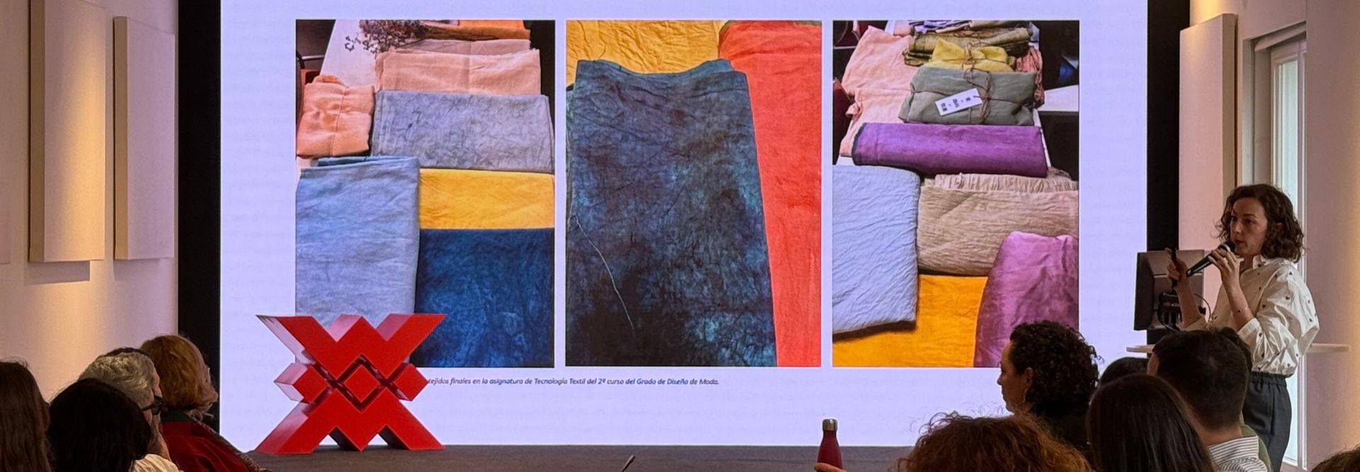 La imagen muestra diferentes rolls de telas de variados colores dispuestos en una presentación.