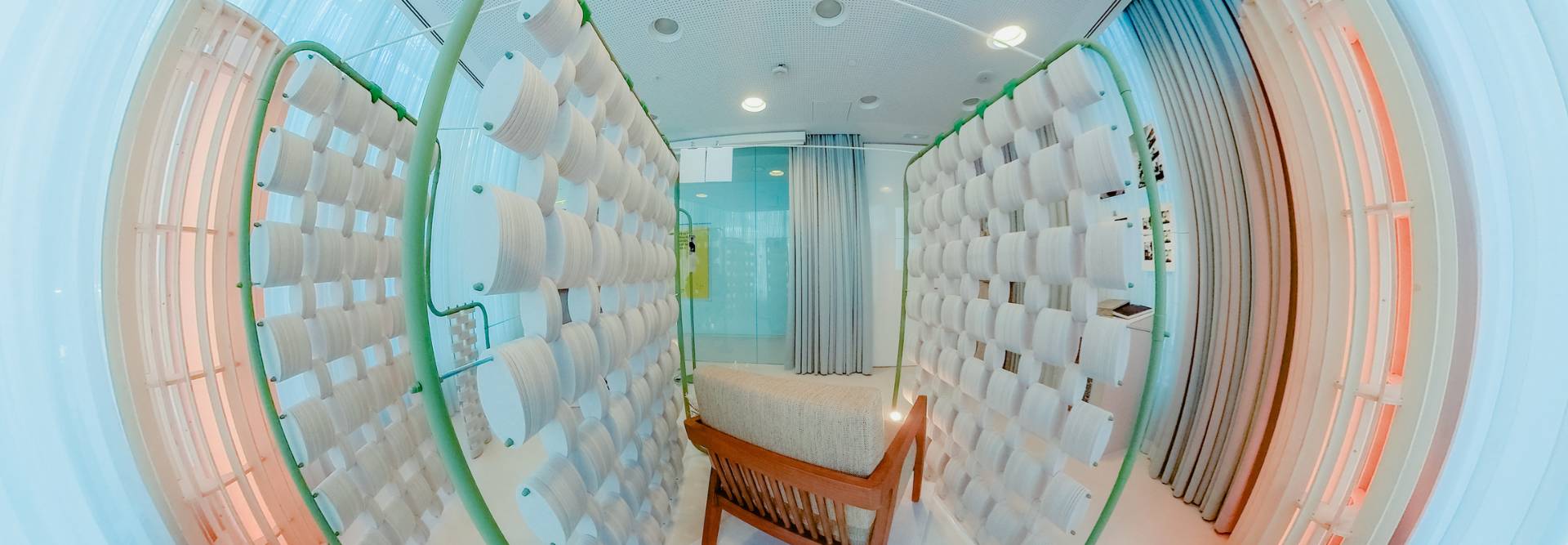 Una habitación moderna con paredes cubiertas de paneles y un ambiente luminoso.