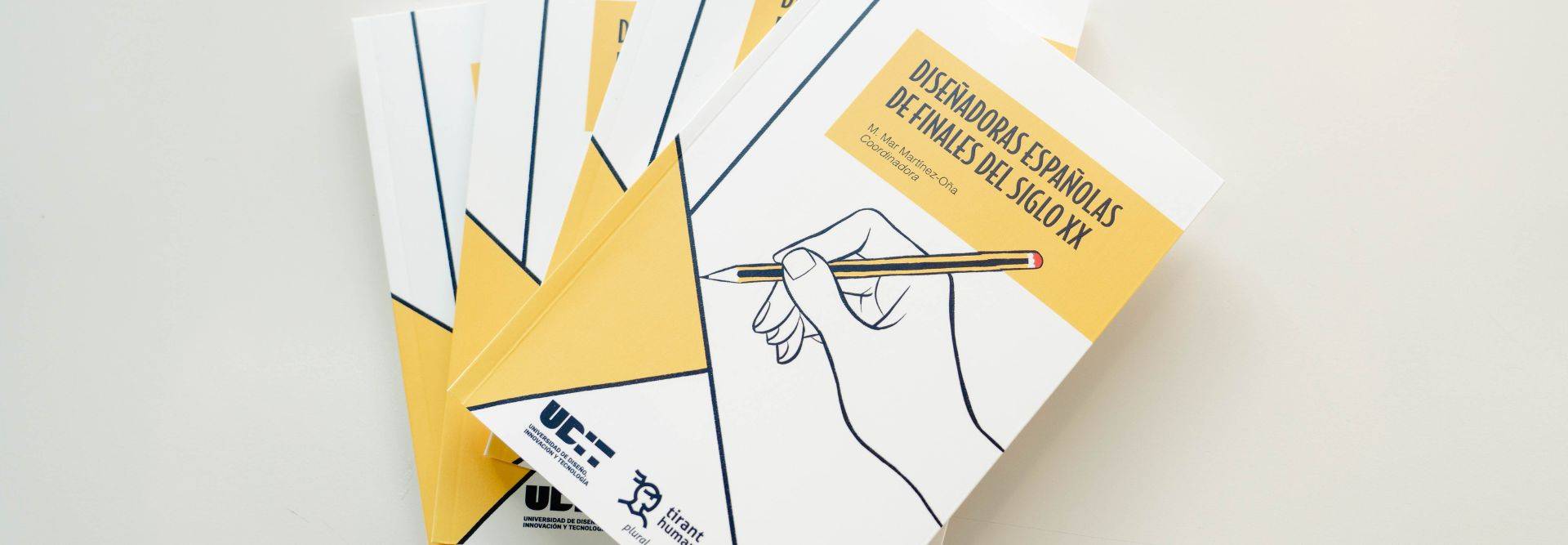 Un conjunto de libros con portadas amarillas y un diseño ilustrativo en blanco y negro sobre una mano sosteniendo un bolígrafo.