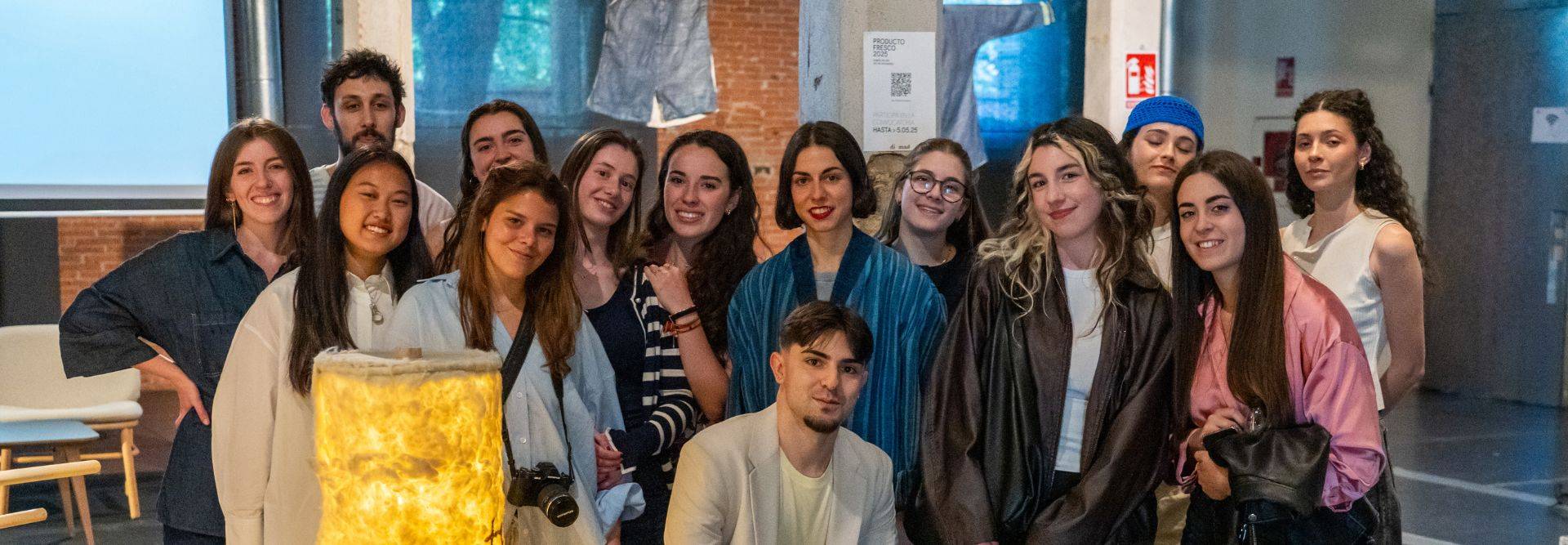 Grupo de personas posando juntas en un espacio interior moderno.