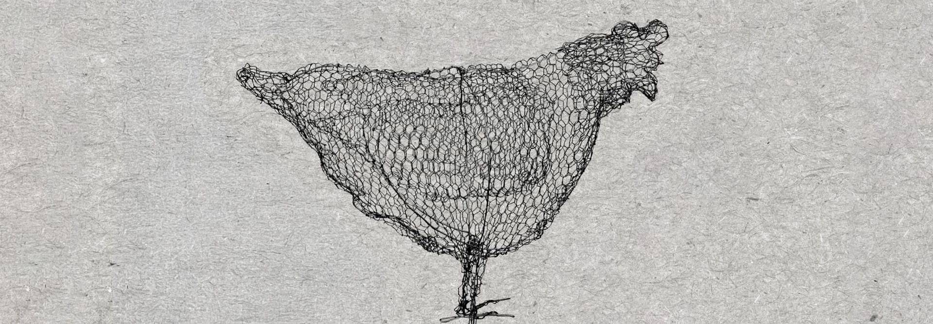 Una escultura de alambre que representa una gallina de forma estilizada.
