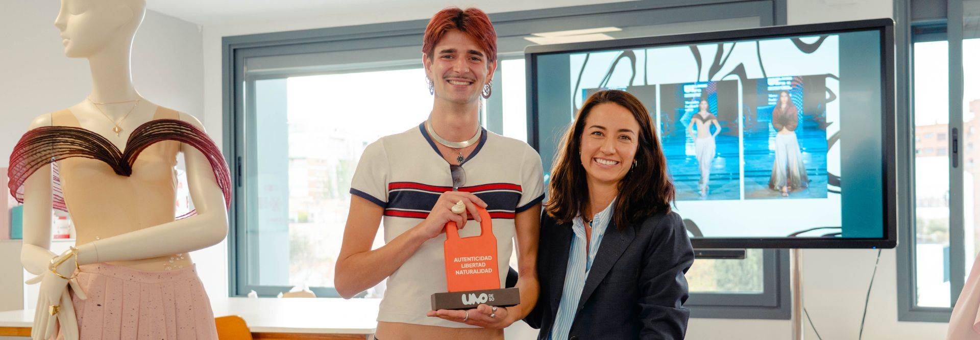 Néstor Arteaga, alumno del Grado en Diseño de Moda, premiado por UNOde50.