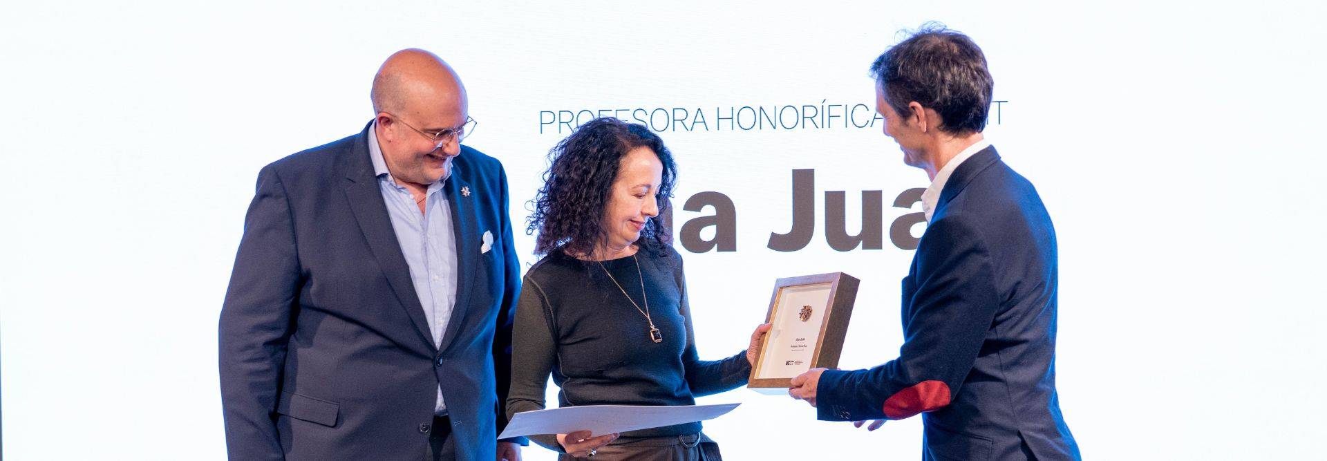 Un grupo de personas participa en una ceremonia de entrega de un premio honorífico.