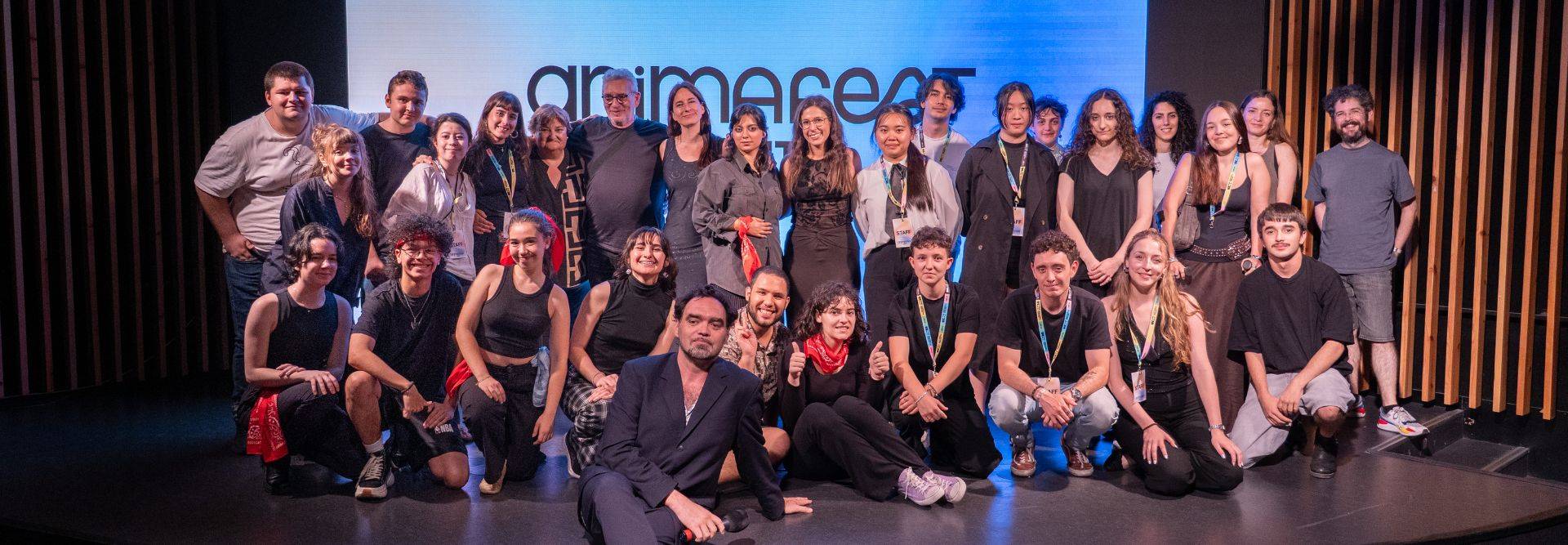 Grupo de personas posando juntas en un evento llamado 'Arimefest'.